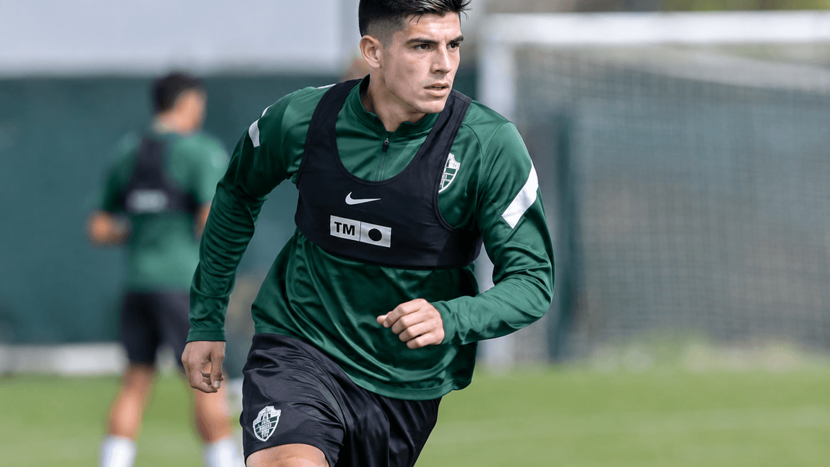Lucas Cepeda, extremo chileno del Elche, durante un entrenamiento con el equipo ilicitano antes del partido ante el Celta de Vigo.
