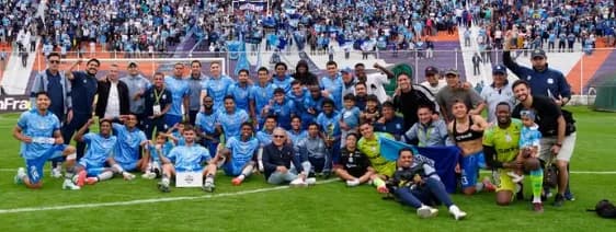 Macará vence a Independiente del Valle: jugadores de ambos equipos disputan el balón durante el partido por el campeonato ecuatoriano de fútbol.