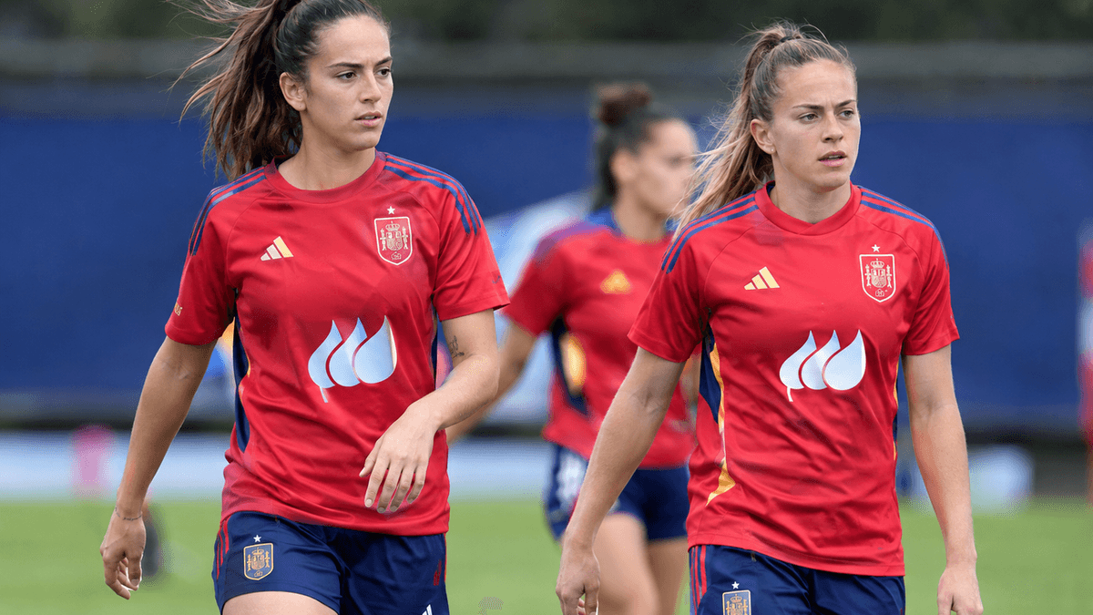 Mapi León y Claudia Pina, con la camiseta de la selección española, antes de los amistosos contra Estados Unidos.