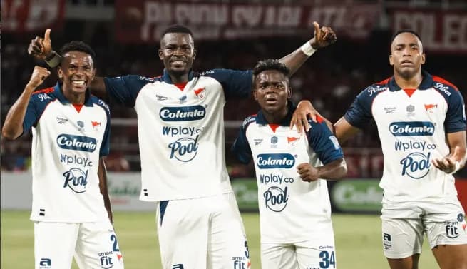 Jugadores de Independiente Medellín y América de Cali disputan el balón durante la decimocuarta jornada de la liga colombiana.
