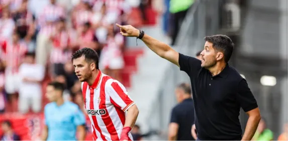 Nicolás Larcamón durante una rueda de prensa del Sporting antes del partido frente al Ceuta