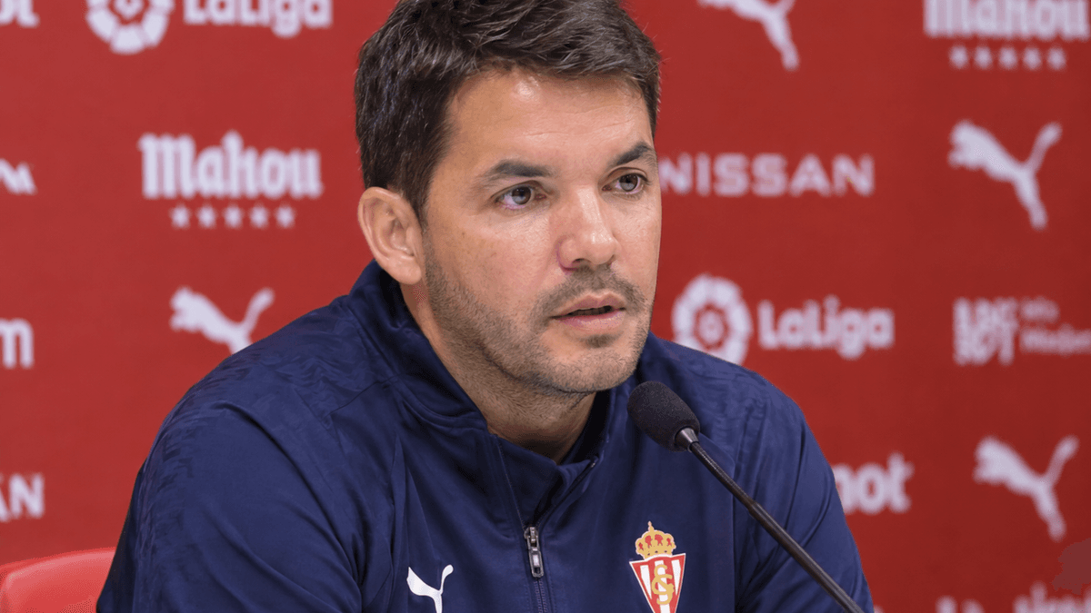 Nicolás Larcamón, entrenador argentino del Sporting de Gijón, durante una comparecencia previa al partido frente al Cádiz.