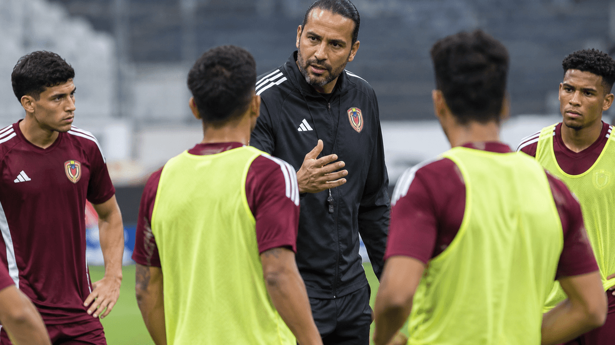 Oswaldo Vizcarrondo conversa con jugadores venezolanos durante un entrenamiento de la Vinotinto.