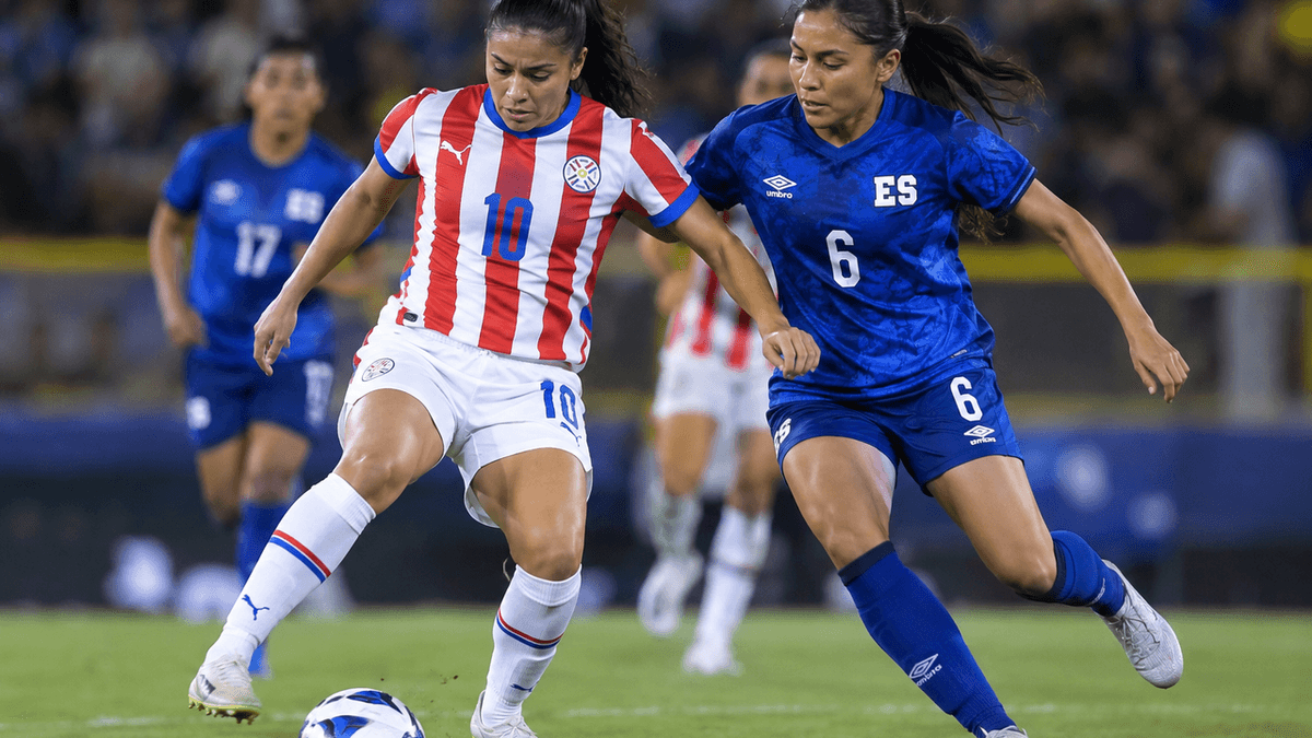 Futbolistas de Paraguay y El Salvador disputan el balón durante el amistoso femenino que terminó con victoria paraguaya por 2-3.