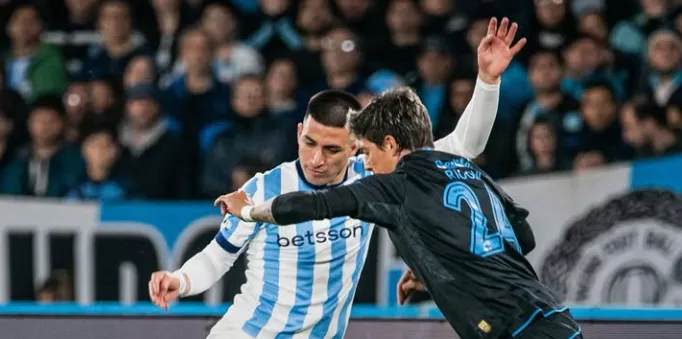 Jugadores de Racing Club disputan un partido del Torneo Clausura argentino, mientras el equipo atraviesa una racha de siete derrotas consecutivas.