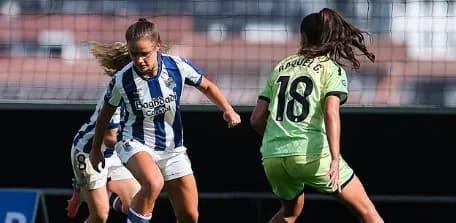 Jugadoras de la Real Sociedad y el Espanyol disputan el balón durante el empate 1-1 en Zubieta.