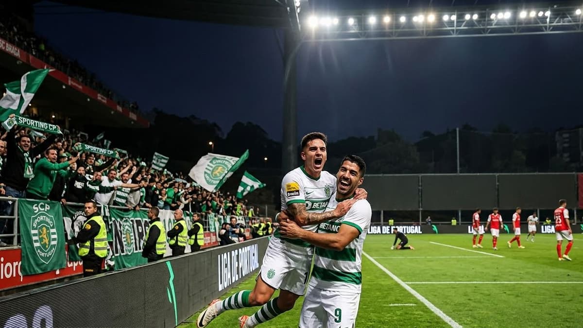 Rodrigo Zalazar y Luis Suárez celebran la remontada del Sporting de Portugal frente al Braga en la Liga de Portugal.