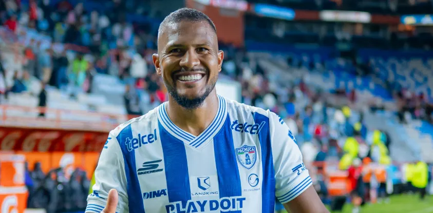 Jugadores del América disputan un partido del Apertura mexicano, torneo en el que el equipo lidera la clasificación y Salomón Rondón destaca con Pachuca.