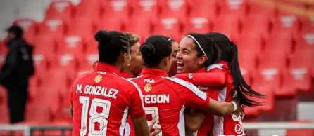 Triunfo de Santa Fe: una jugadora de Independiente Santa Fe celebra ante Colo Colo en la Copa Libertadores Femenina.