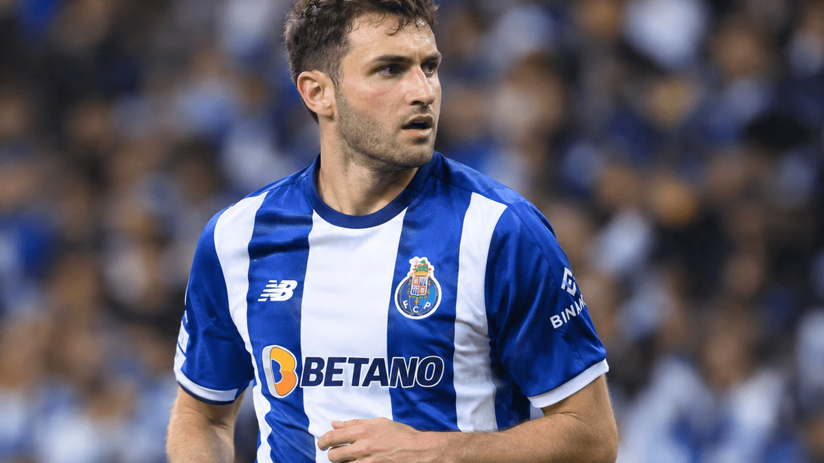 Santiago Giménez, delantero **mexicano** del Oporto, durante una posible imagen de archivo con la camiseta del conjunto portugués.