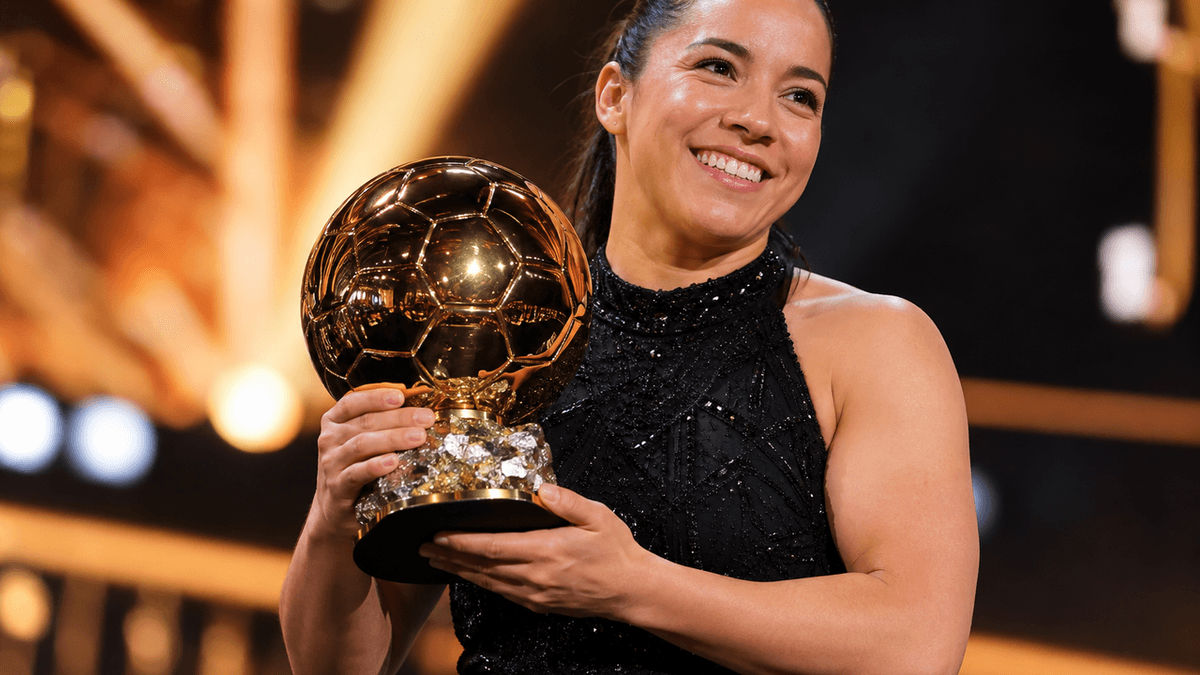 Imagen sugerida de la mexicana Charlyn Corral con el trofeo Gerd Müller durante la gala del Balón de Oro 2026.
