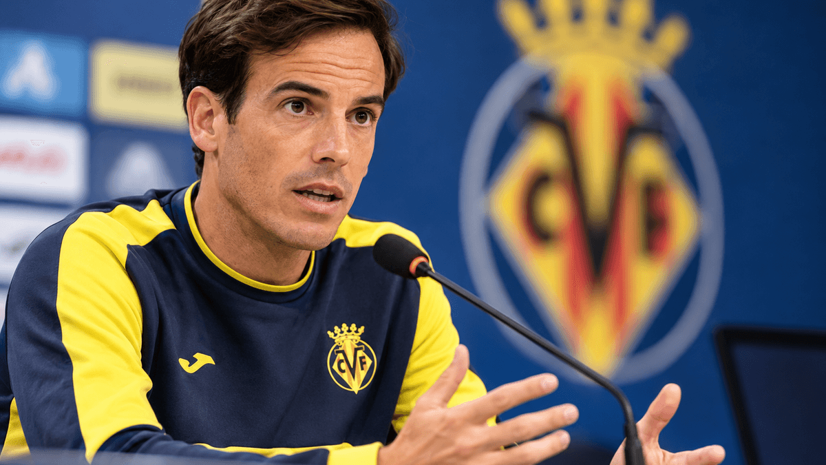 Imagen sugerida de Íñigo Pérez durante una rueda de prensa del Villarreal, antes del derbi frente al Valencia en Mestalla.