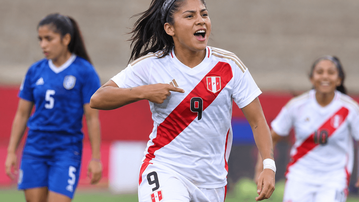 la selección femenina de Perú durante su partido ante Filipinas, con Raquel Bilcape como protagonista ofensiva.