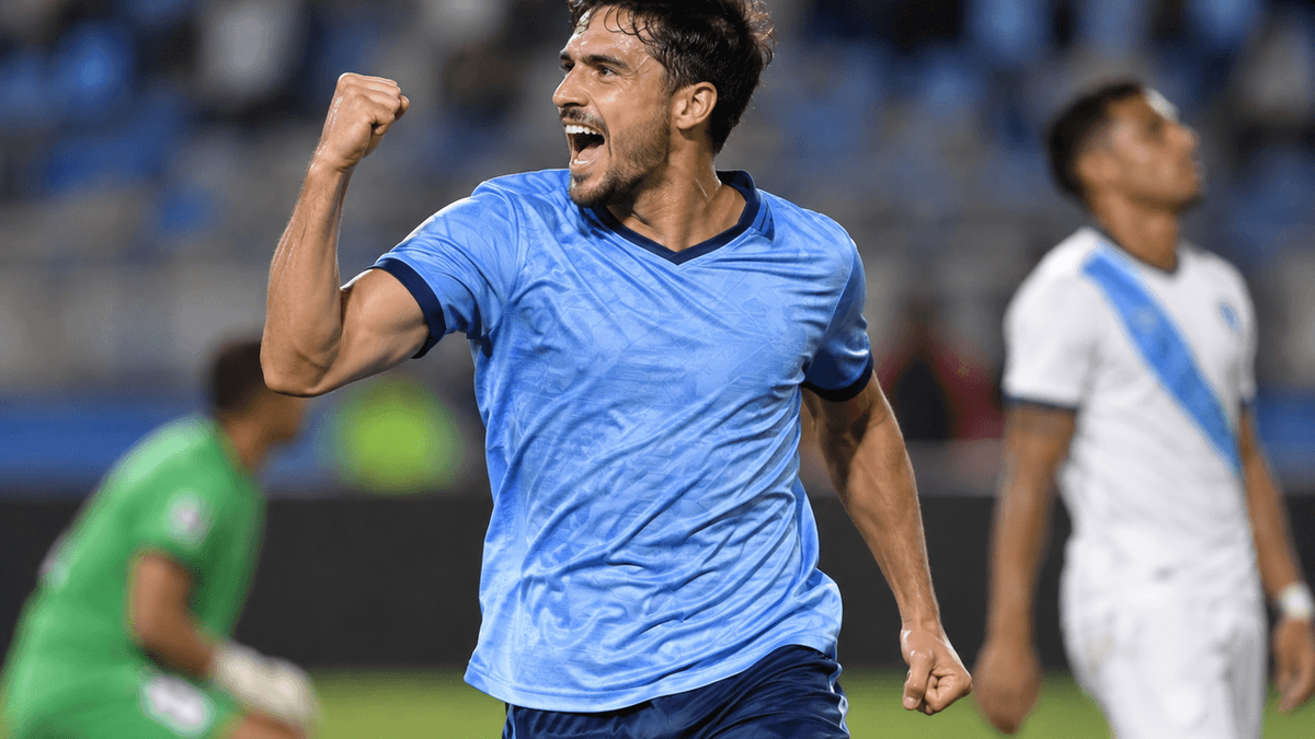 El uruguayo Franco Posse celebra su gol con Macará ante Universidad Católica en la LigaPro de Ecuador.