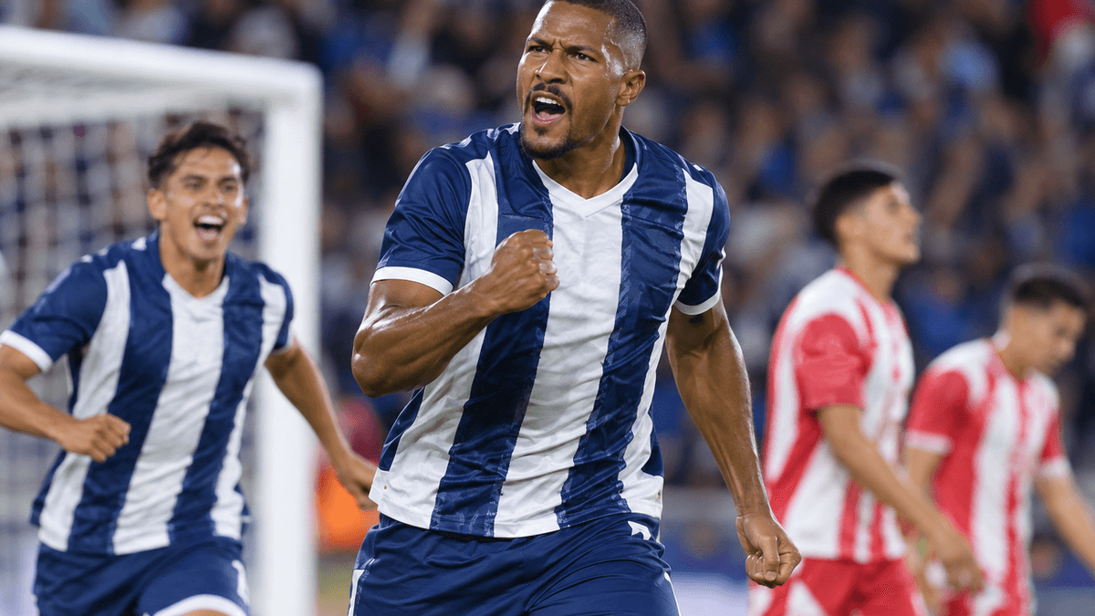 Imagen sugerida del venezolano Salomón Rondón celebrando un gol con Pachuca durante el empate 3-3 frente a Necaxa.