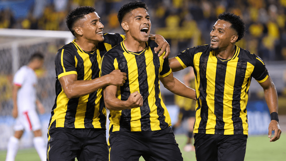 Jugadores del Real España celebran una victoria en el torneo Apertura de Honduras, donde recuperaron el liderato tras vencer a Estrella Roja.