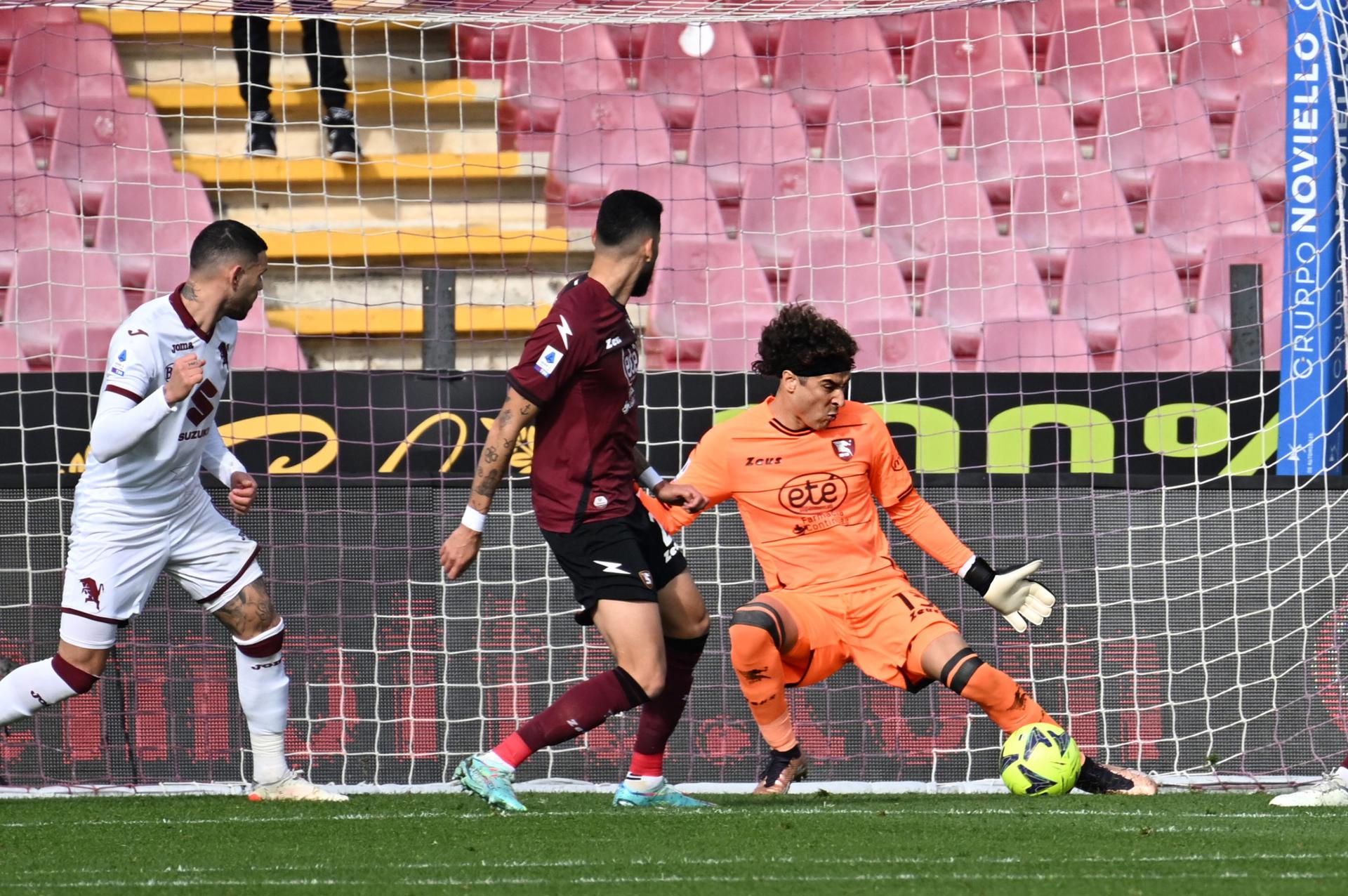alt 2-2. Ochoa salva el empate del Salernitana ante el Sassuolo
