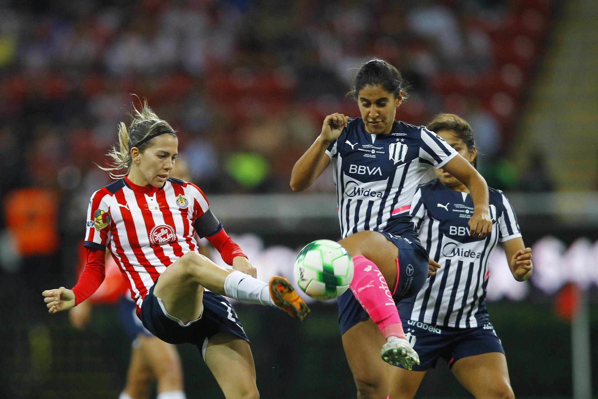 alt Guadalajara le gana el derbi al América y salta al segundo lugar del torneo femenino de fútbol en México