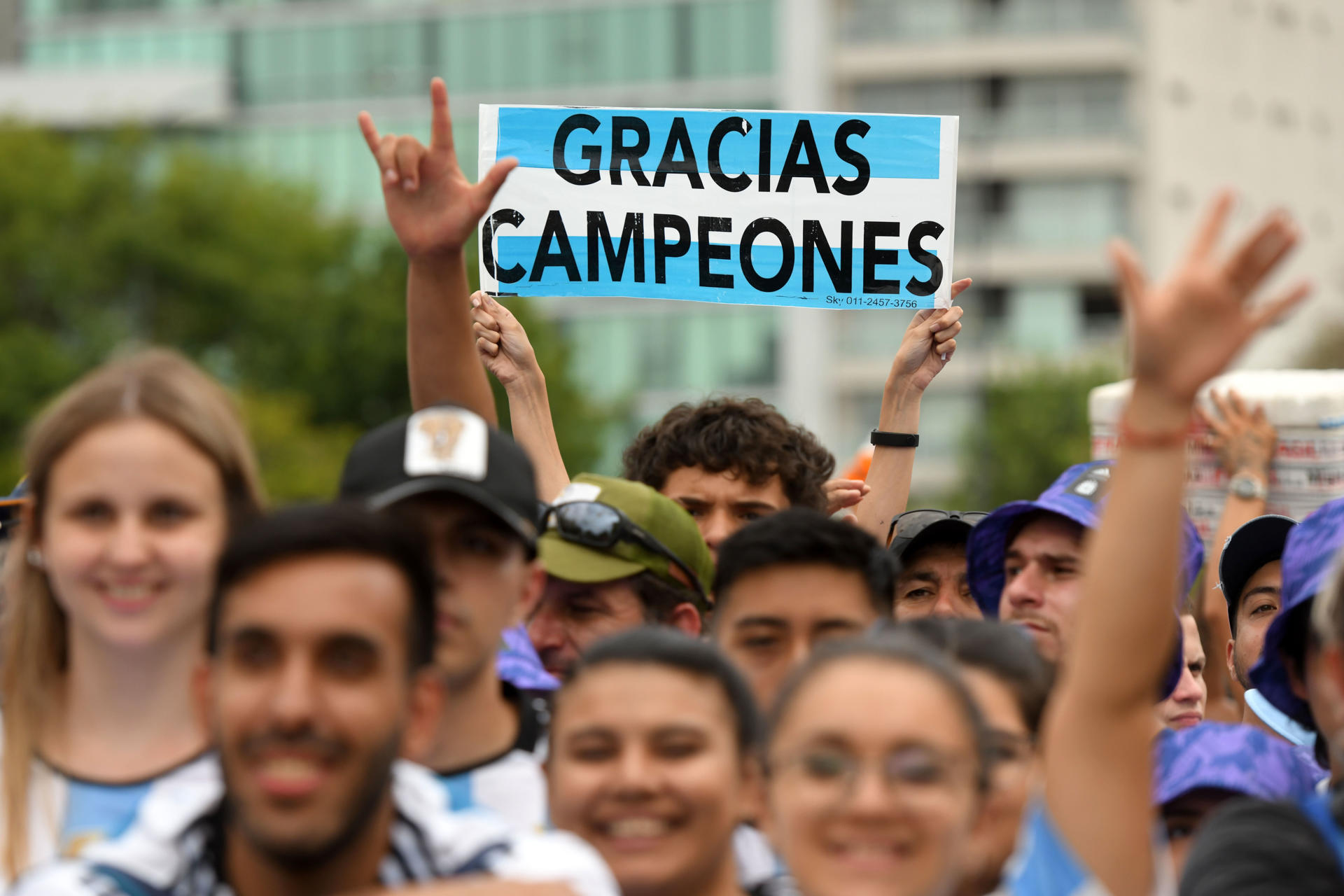 Un hincha de Argentina sostiene un cartel hoy, antes del partido amistoso ante Panamá, en Buenos Aires (Argentina). EFE/Enrique García Medina