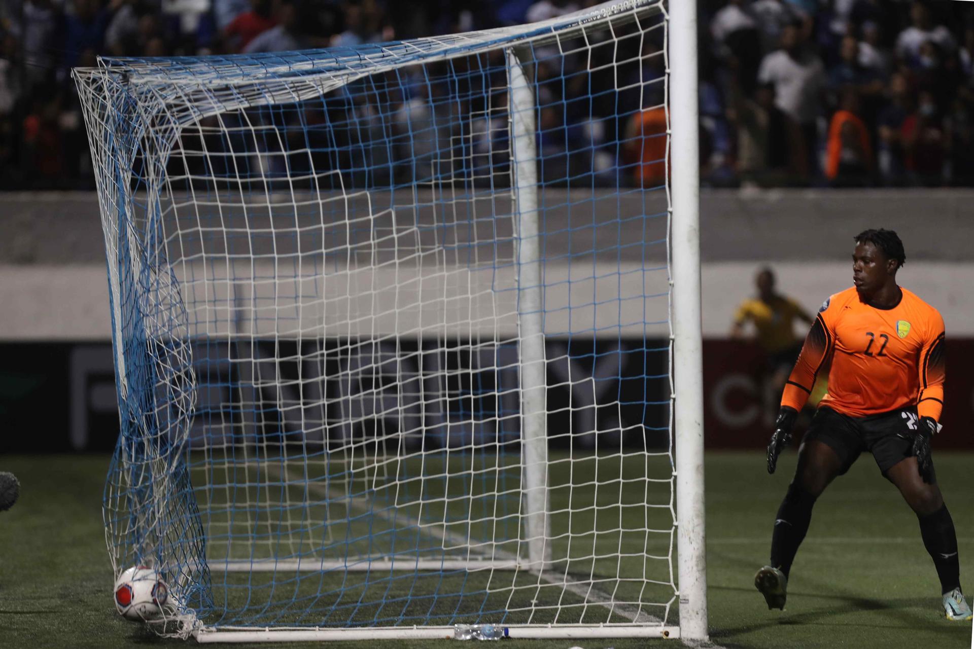 El jugador de San Vicente y las Granadinas Jadiel Chance recibe un gol, durante el juego entre Nicaragua y San Vicente y Las Granadinas, hoy, en Managua (Nicaragua). EFE/Jorge Torres 