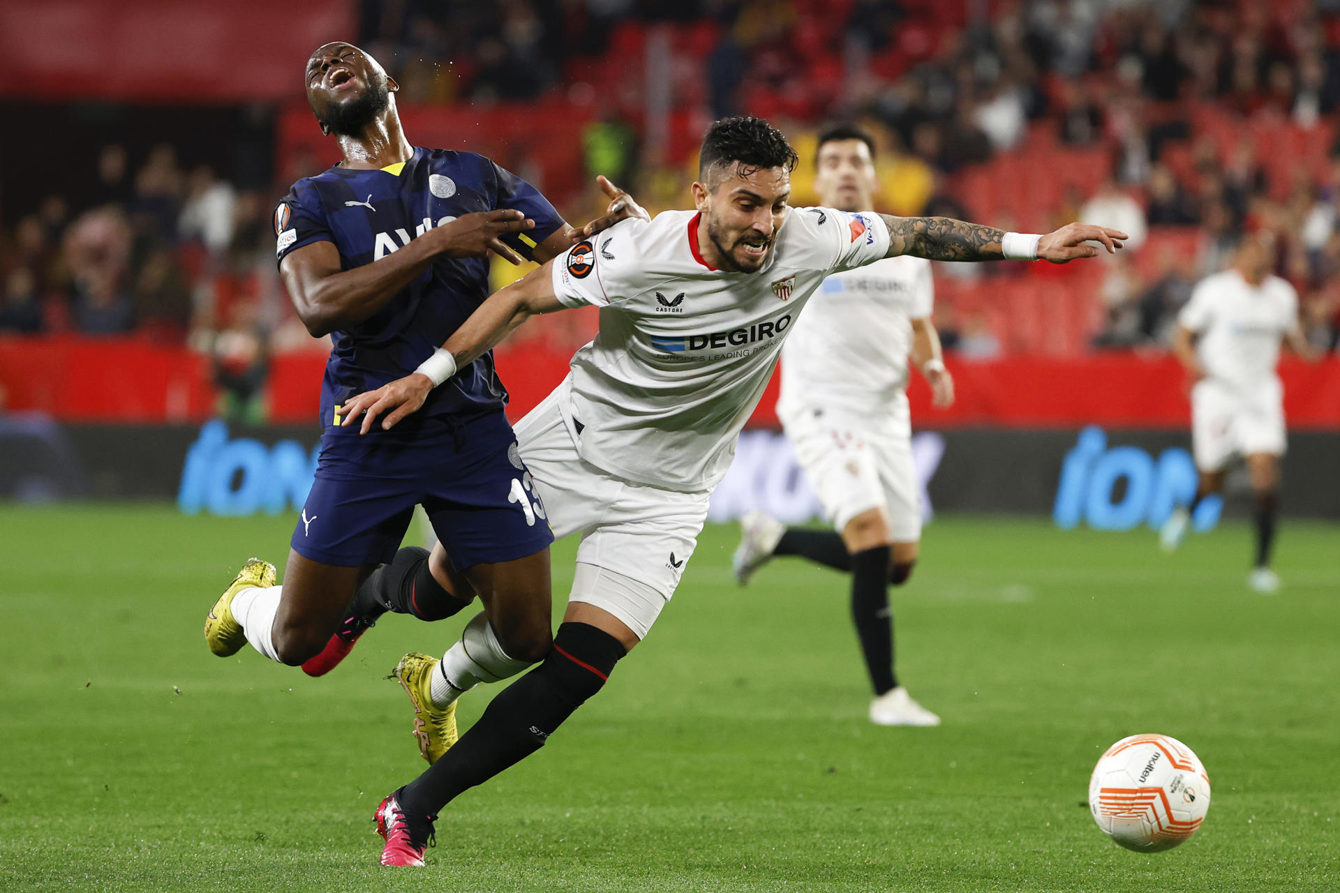 El defensa brasileño del Sevilla Álex Telles (d) , en una fotografía de archivo. EFE/Julio Muñoz