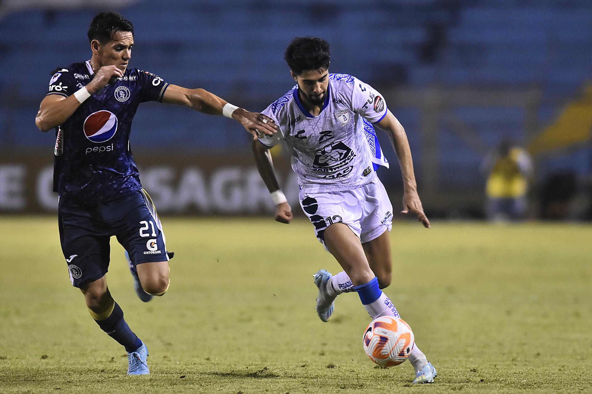 Roberto Moreira (i) de Motagua disputa el balón ante Mauricio Isais del Pachuca en el partido de ida de los octavos de final de la Liga de Campeones de la Concacaf entre Motagua y Pachuca disputado en el estadio Olímpico Metropolitano de San Pedro Sula (Honduras). EFE/José Valle