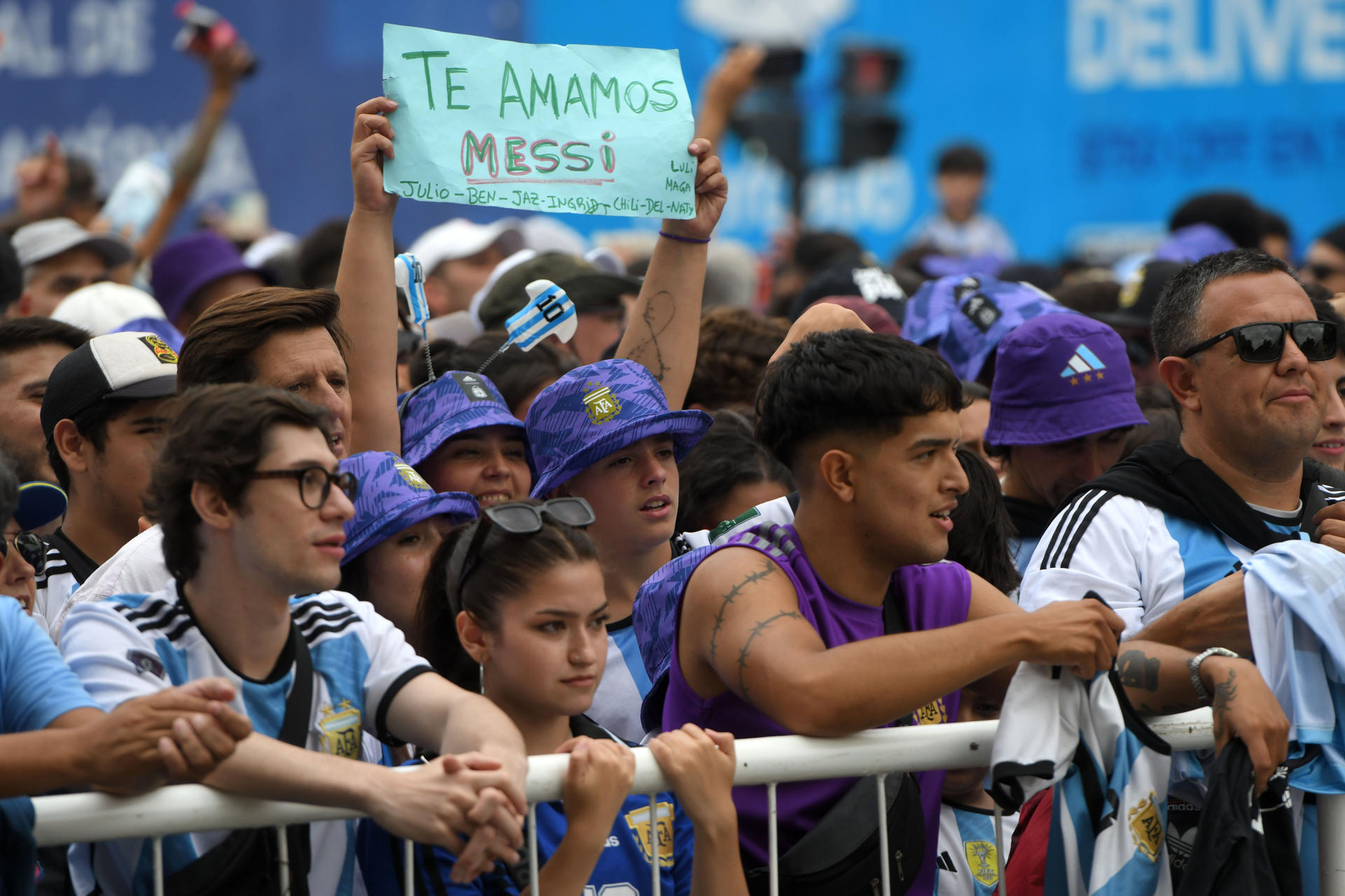 Un hincha de Argentina sostiene un cartel hoy, antes del partido amistoso ante Panamá en Buenos Aires (Argentina). EFE/ Enrique García Medina