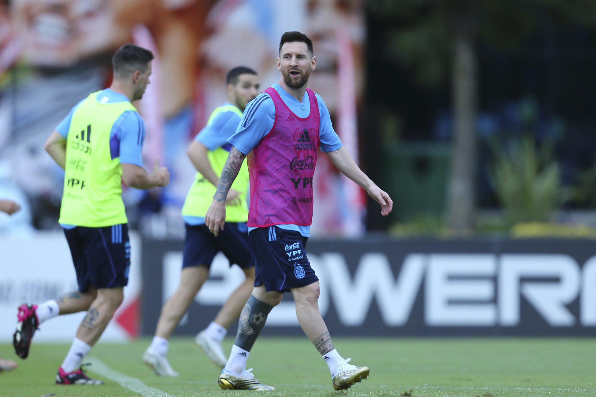 Lionel Messi, de la selección de fútbol de Argentina, camina hoy, durante un entrenamiento, en Buenos Aires (Argentina). EFE/Luciano González