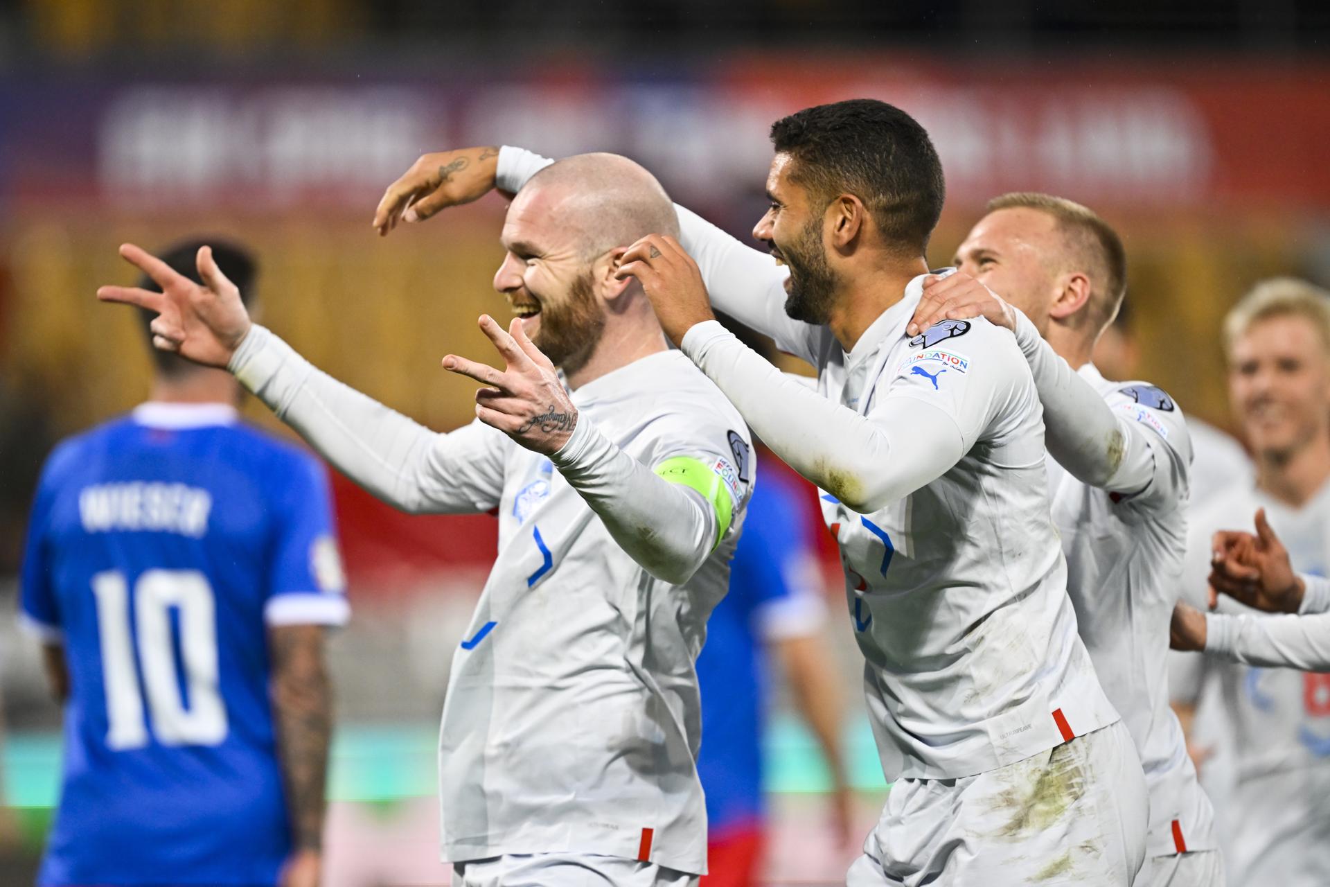 El islandés Aron Gunnarsson (izq.) celebra con sus compañeros tras marcar el 0-5 para un triplete durante el partido de fútbol del grupo J de clasificación para la Eurocopa 2024 entre Liechtenstein e Islandia, en Vaduz. EFE/EPA /GIAN EHRENZELLER
