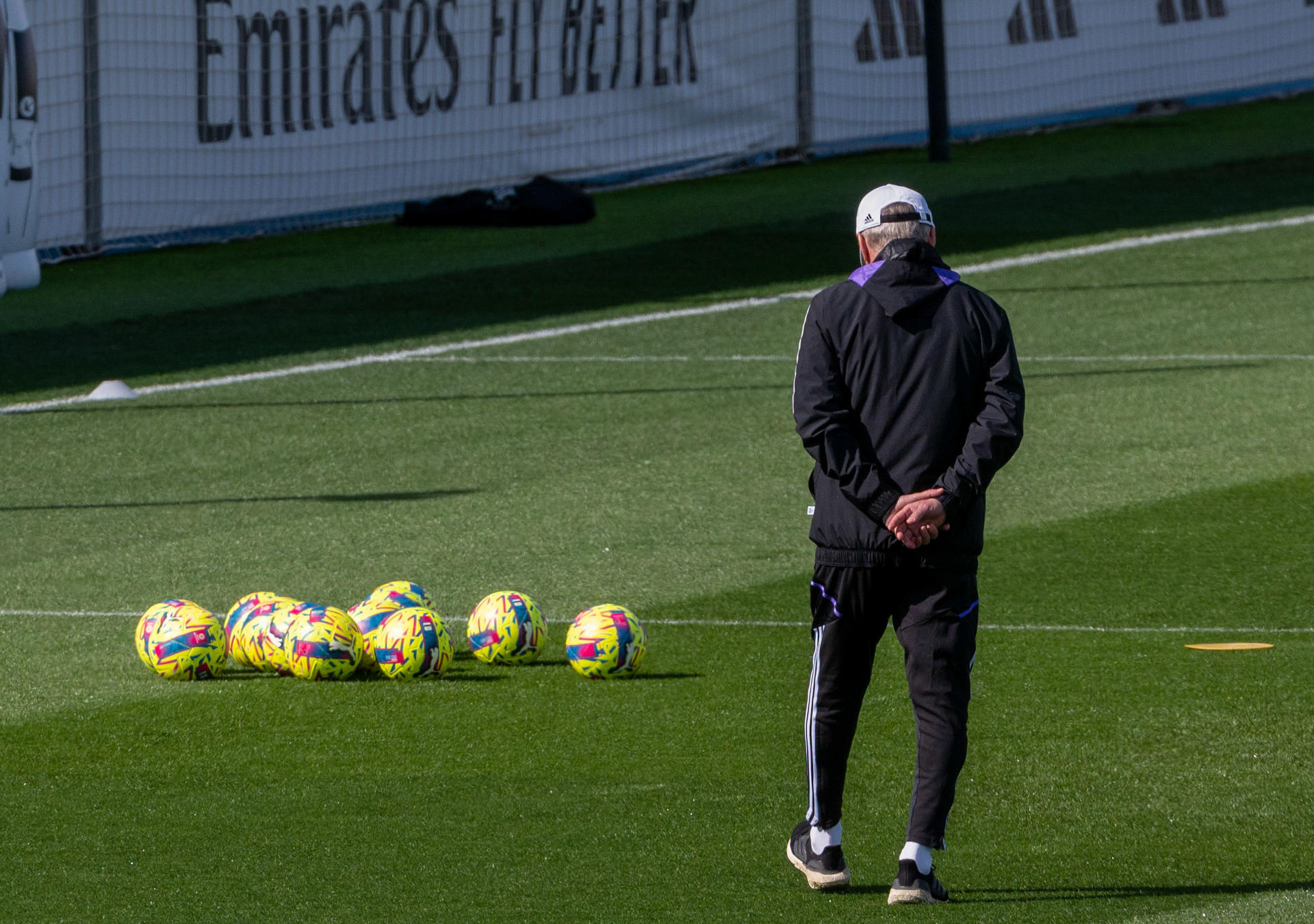 El entrenador del Real Madrid, Carlo Ancelotti, durante el entrenamiento realizado este sábado en la Ciudad Deportiva de Valdebebas para preparar el partido de Liga de mañana frente al FC Barcelona. EFE/Fernando Villar