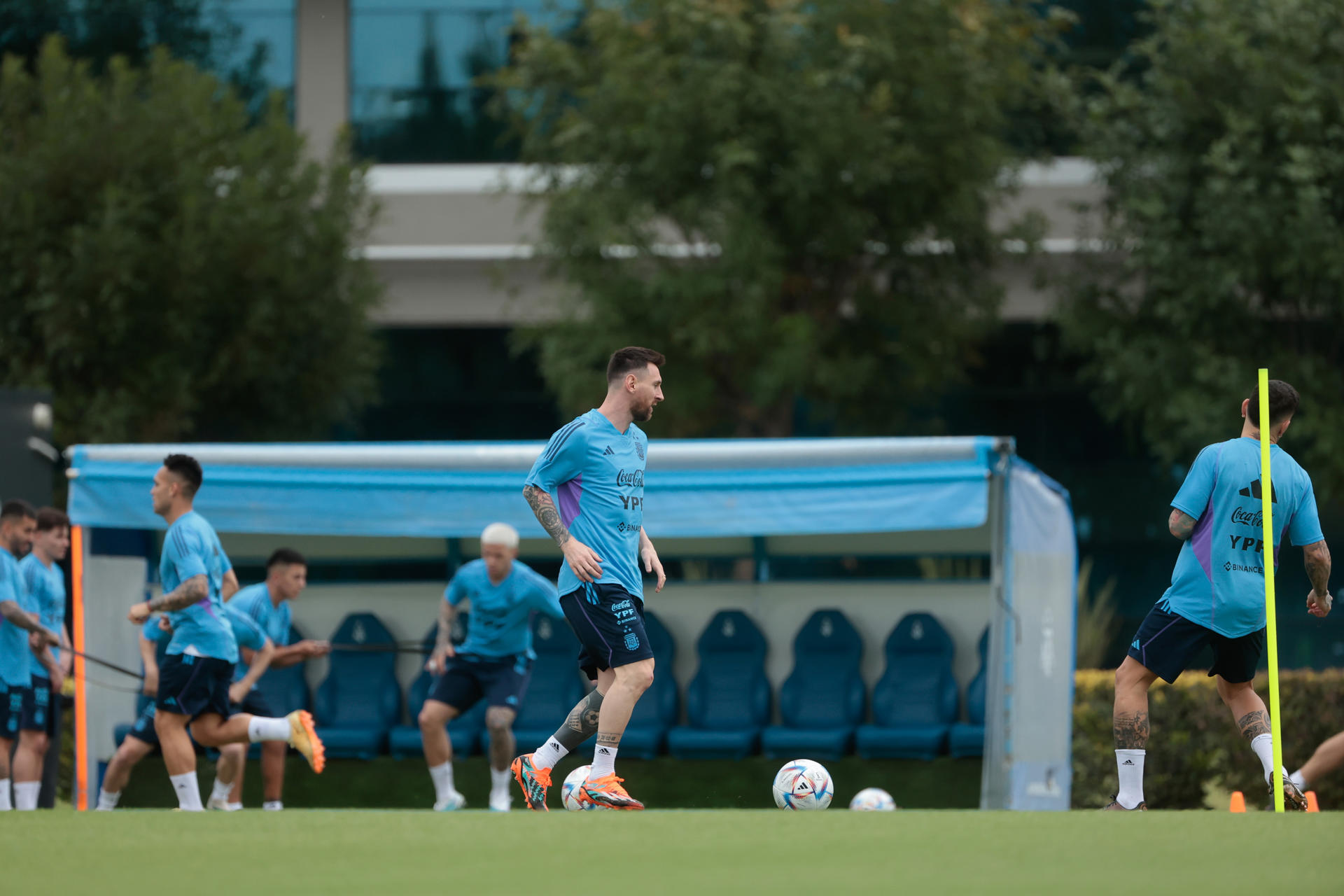 Lionel Messi toma hoy un balón durante un entrenamiento del seleccionado argentino en el predio de la AFA en Ezeiza, provincia de Buenos Aires (Argentina). EFE/ Juan Ignacio Roncoroni