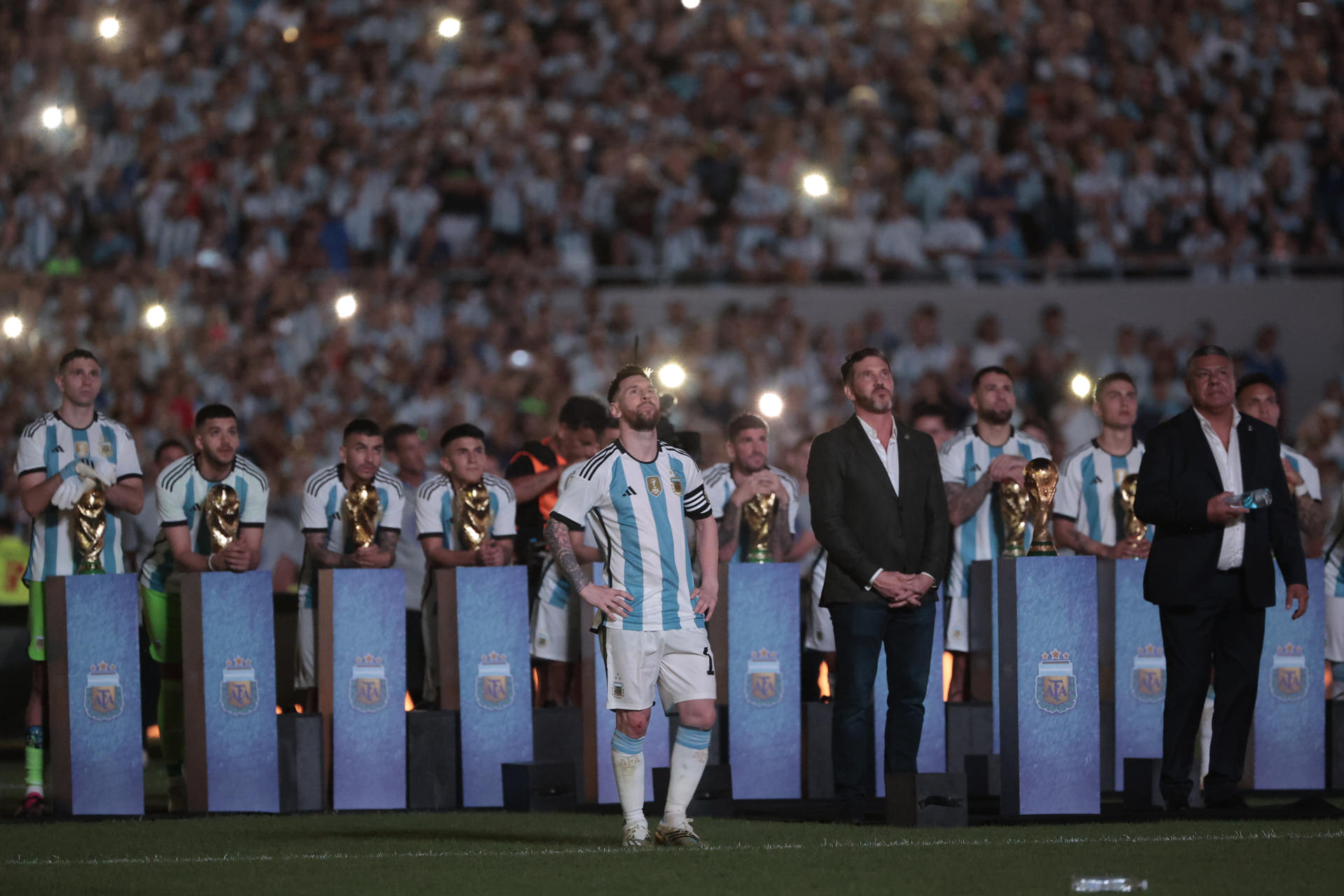 Lionel Messi de Argentina participa en un homenaje hoy, al final de un partido amistoso entre las selecciones de Argentina y Panamá en el estadio Monumental, en Buenos Aires (Argentina). EFE/Juan Ignacio Roncoroni 