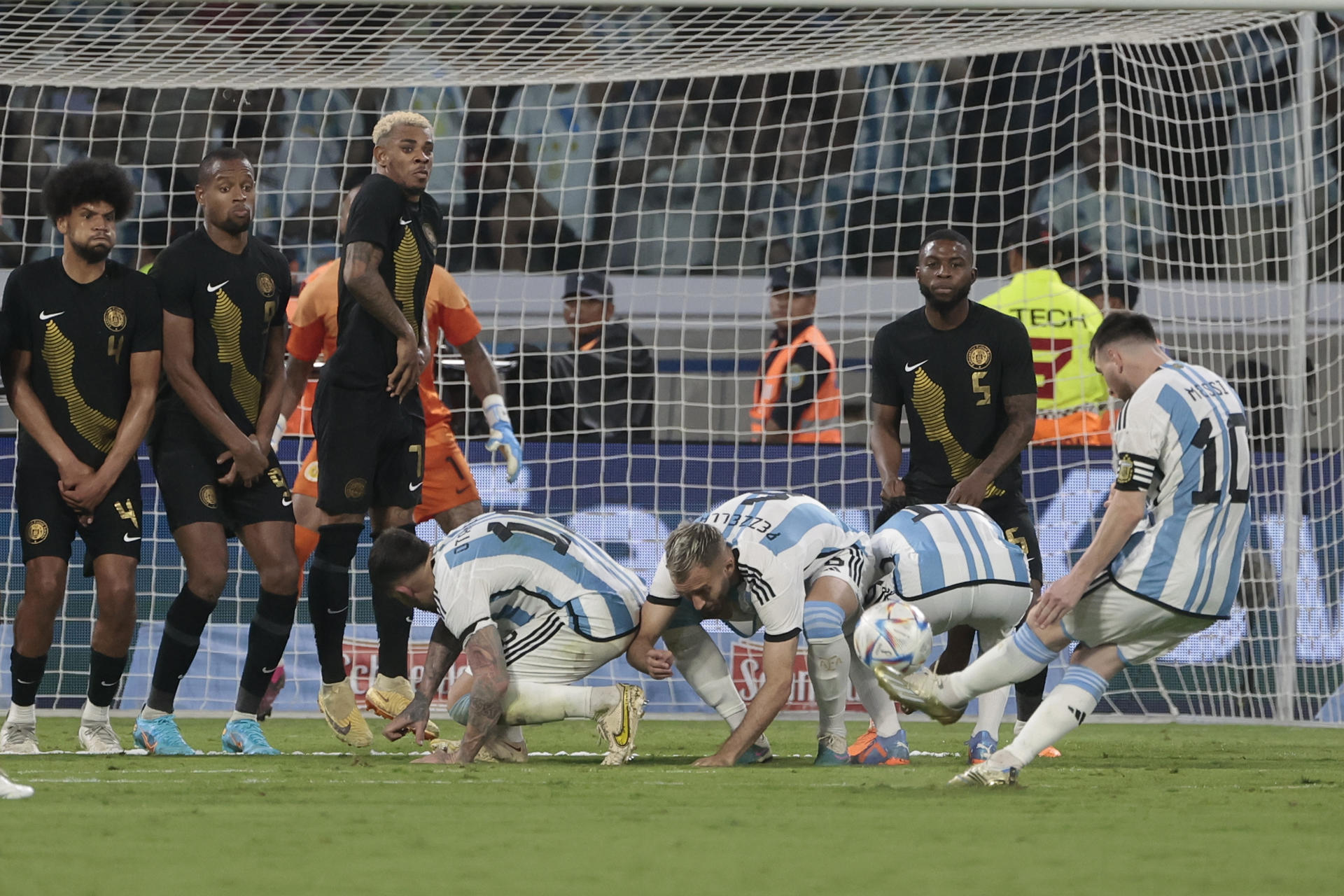 Lionel Messi (d) de Argentina patea un tiro libre hoy, en un partido amistoso entre las selecciones de Argentina y Curazao en el estadio Único Madre de Ciudades en Santiago del Estero (Argentina). EFE/ Juan Ignacio Roncoroni 