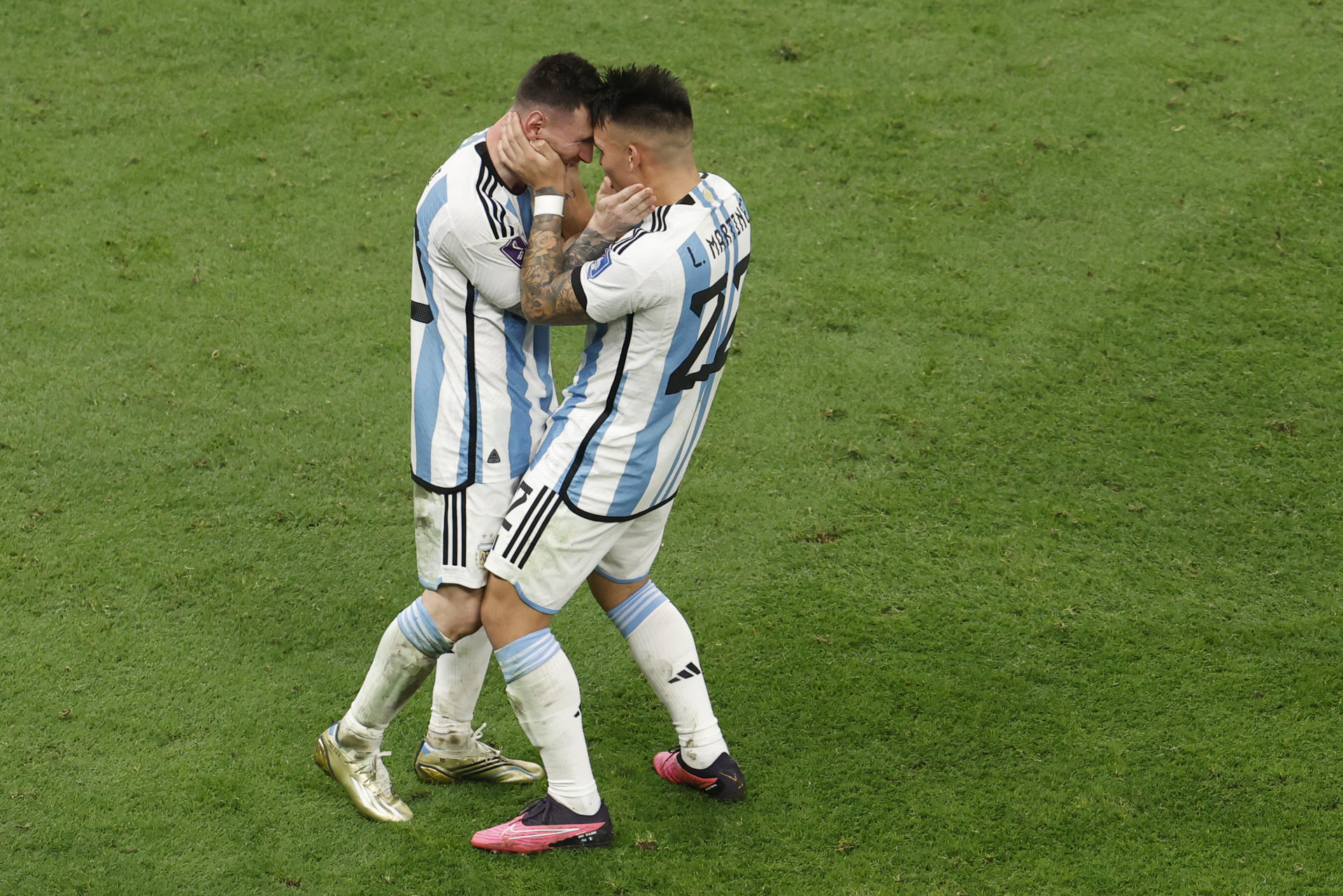 Lionel Messi (i) de Argentina celebra con Lautaro Martínez, en una fotografía de archivo. EFE/ Alberto Estevez