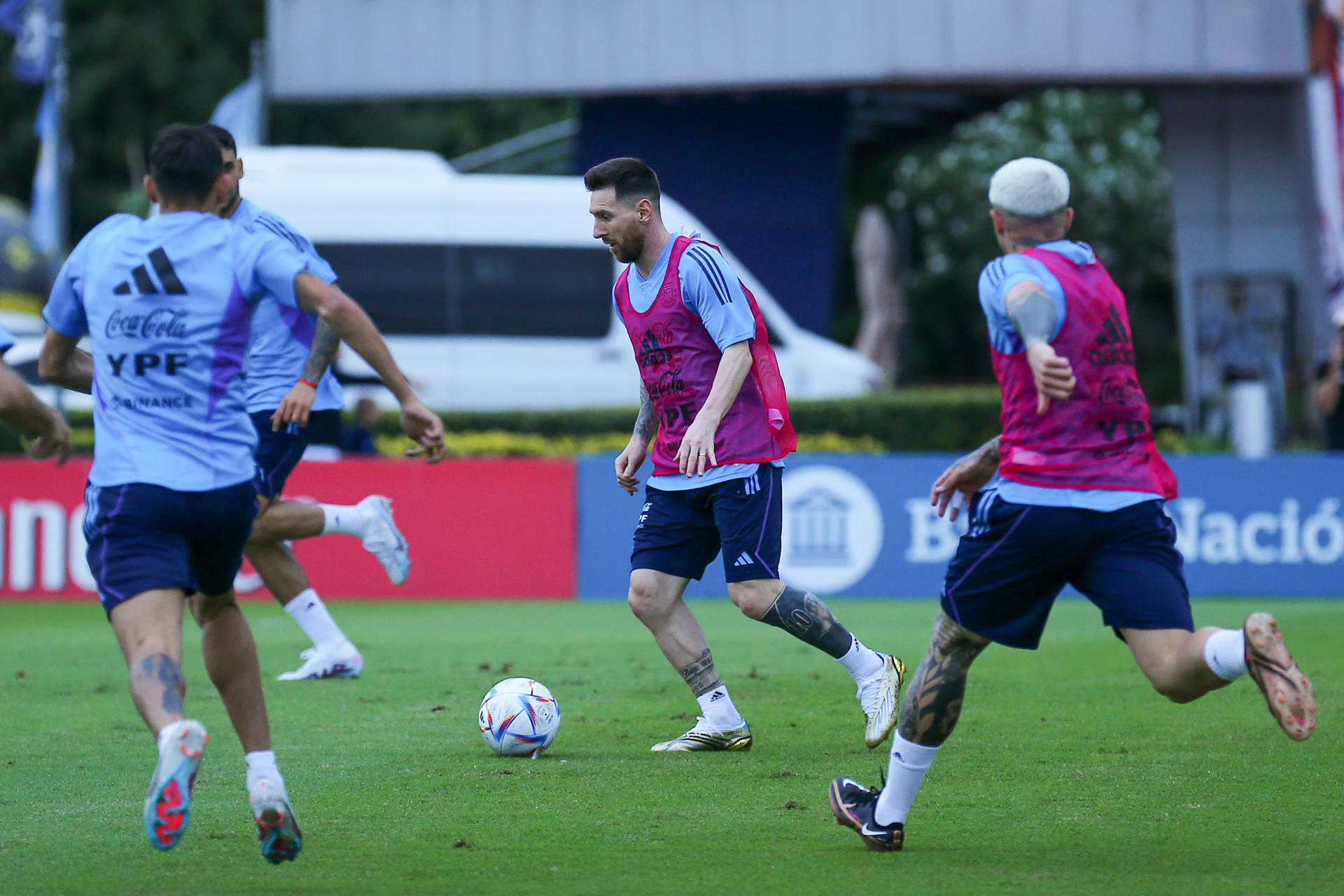 Lionel Messi (c) de la selección de fútbol de Argentina durante un entrenamiento, en Buenos Aires (Argentina) el 22 de marzo. EFE/ Luciano Gonzalez