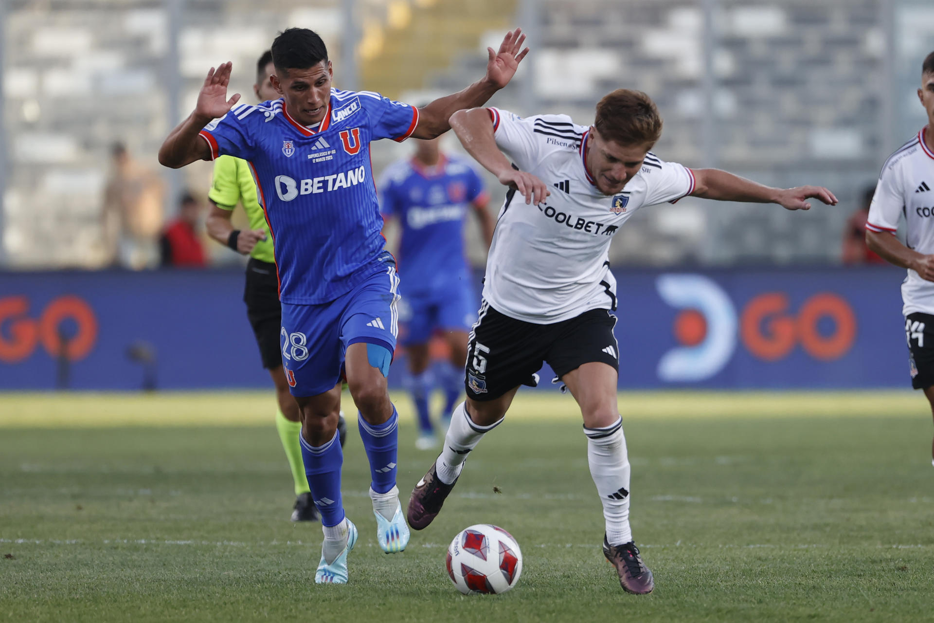 alt Colo Colo golea al líder Cobresal y se mantiene en la pelea por la cima