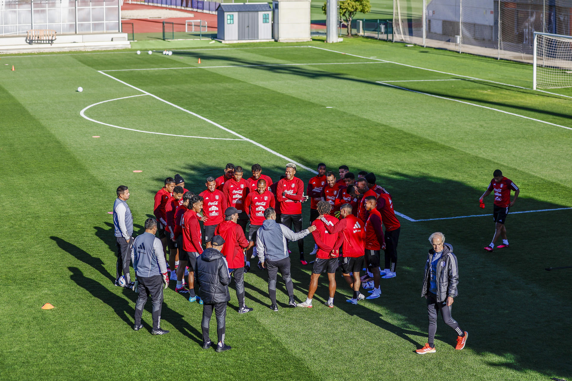 Un momento de la sesión de entrenamiento de la selección peruana en la Ciudad del Fútbol de las Rozas, Madrid para preparar los dos encuentros amistosos que Perú disputará en los próximos días dos amistosos, ante Alemania y Marruecos. EFE/Rodrigo Jiménez
