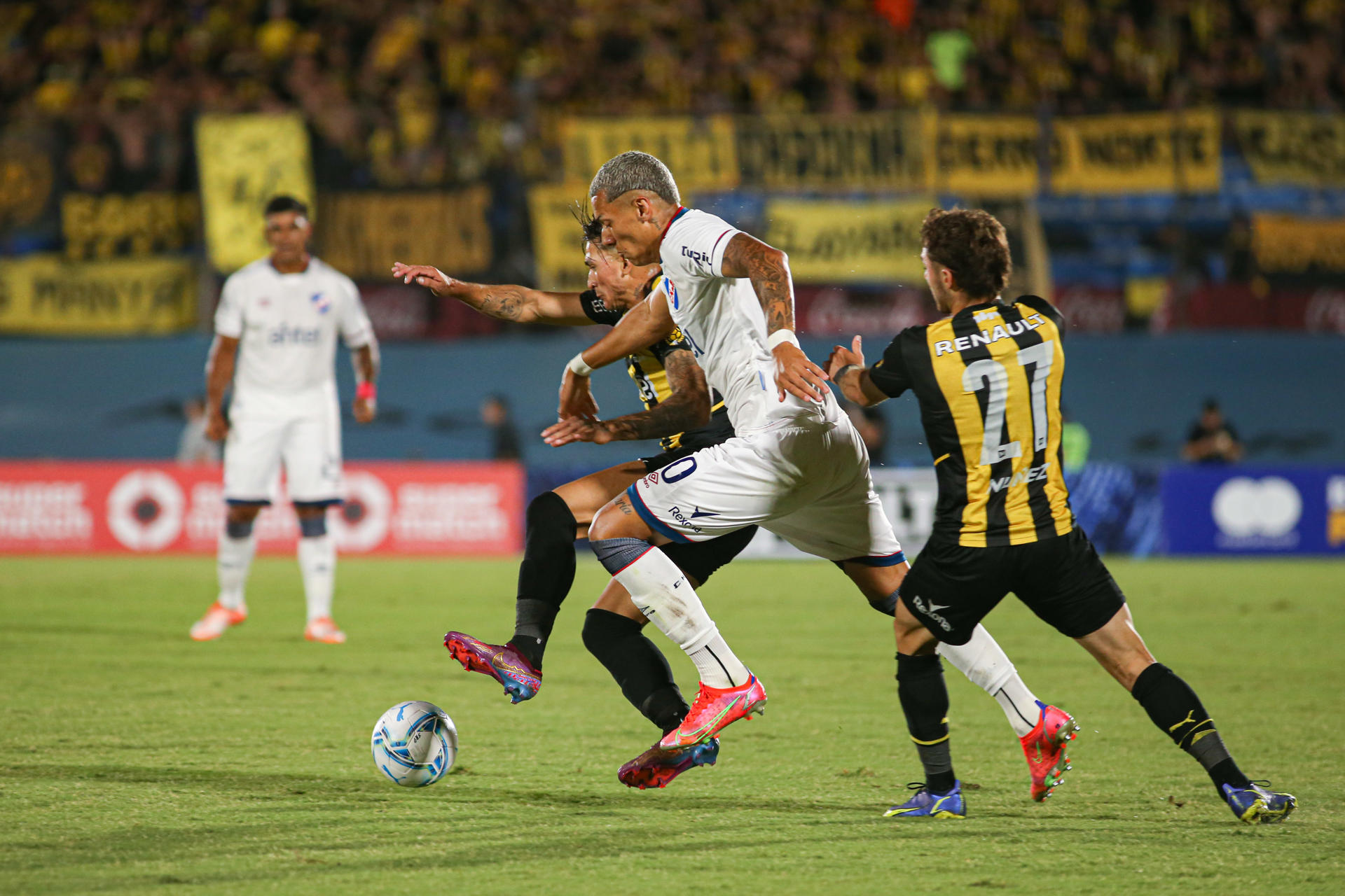 Foto de archivo de un partido entre Nacional y Peñarol. EFE/ Gastón Britos