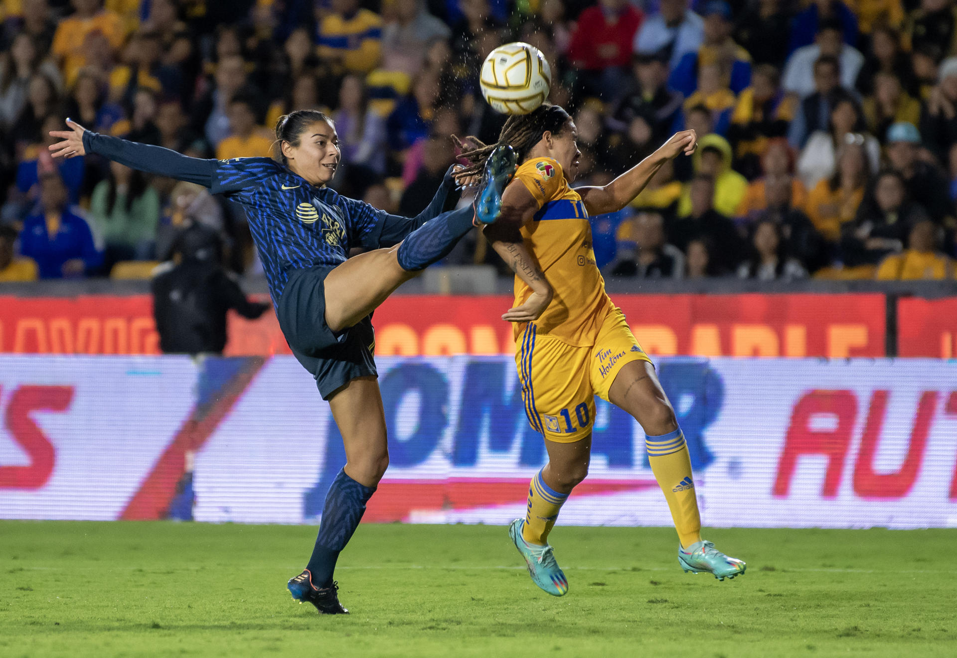 Mia Fishel (d) de Tigres disputa hoy el balón con Andrea Pereira del América, durante la vuelta de la final del torneo Apertura 2022 de la Liga MX Femenil, en el Estadio Universitario en Monterrey (México). Imagen de archivo. EFE/Miguel Sierra