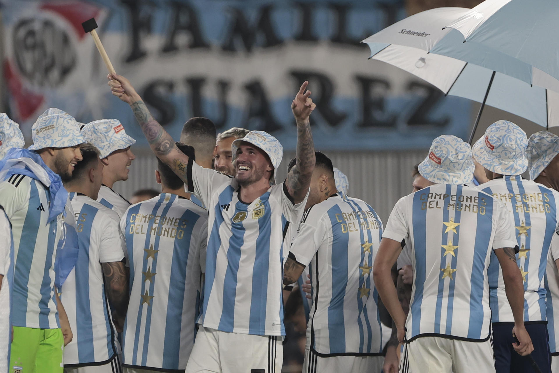 Rodrigo de Paul, centrocampista de la selección nacional argentina de fútbol, fue registrado este jueves, 23 de marzo, al celebrar al final de un partido amistoso contra Panamá, en el estadio Monumental, en Buenos Aires (Argentina). EFE/Juan Ignacio Roncoroni