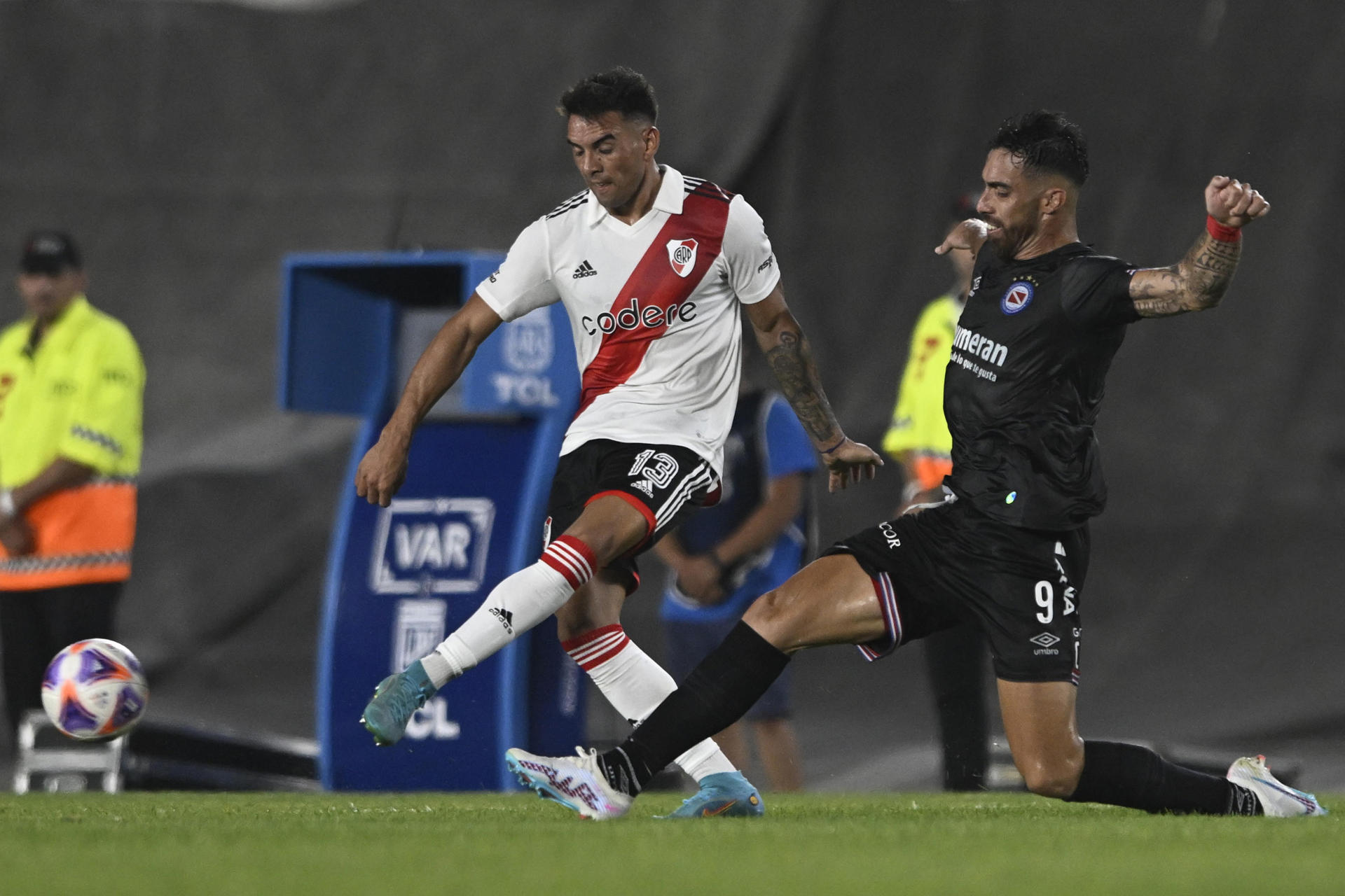 Enzo Díaz (i) de River disputa un balón, en una fotografía de archivo. EFE/Diego Haliasz