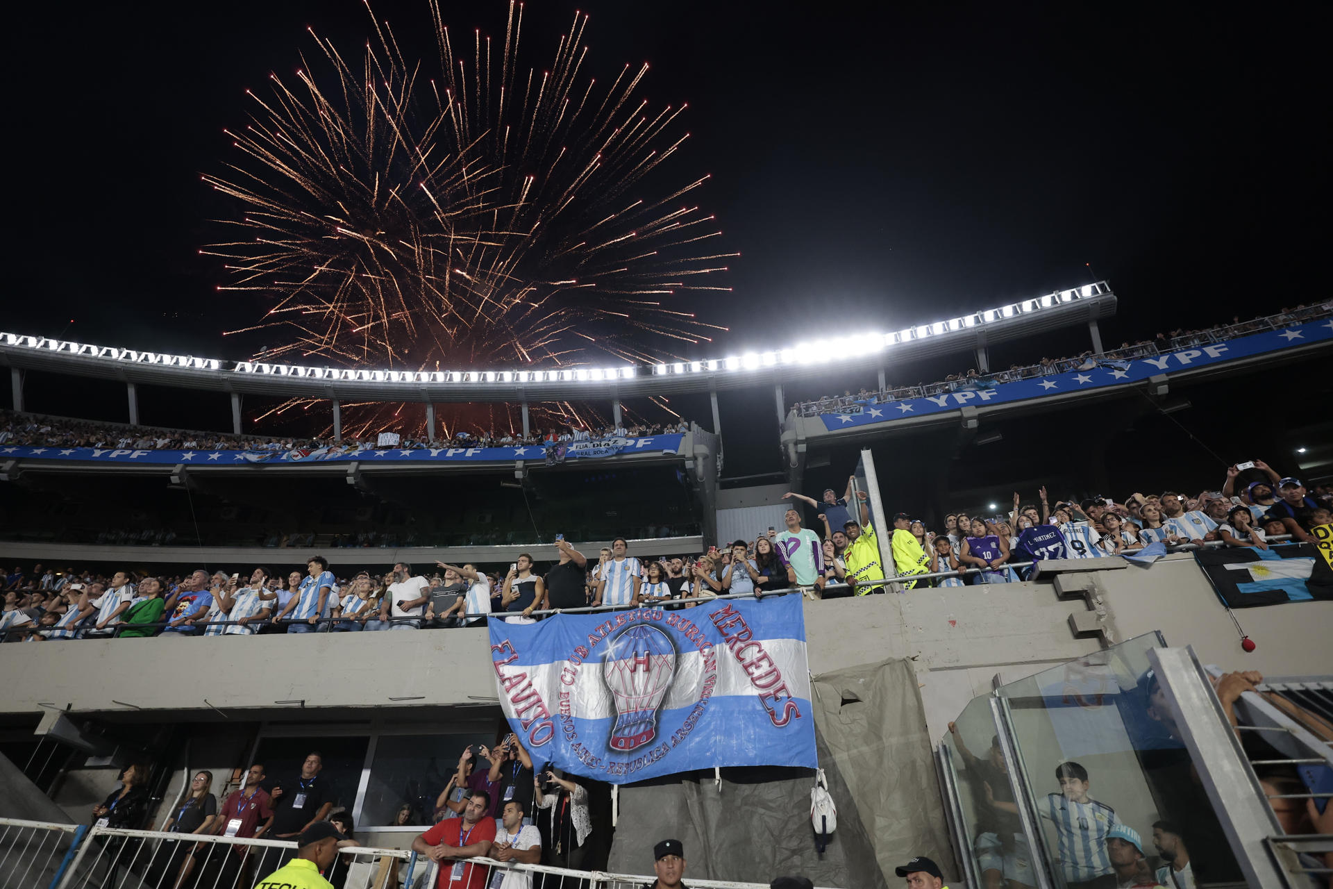 Fotografía de fuegos artificiales en un homenaje hoy, al final de un partido amistoso entre las selecciones de Argentina y Panamá en el estadio Monumental, en Buenos Aires (Argentina). EFE/Juan Ignacio Roncoroni