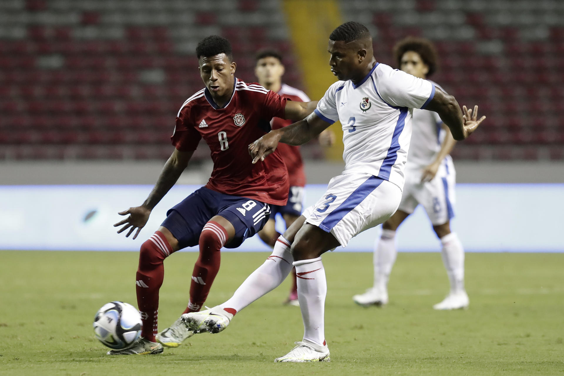 Josimar Alcócer (i) de Costa Rica disputa un balón con Harold Cummings de Panamá hoy, en un partido de la Liga de Naciones de la Concacaf en el estadio Nacional, en San José (Costa Rica). EFE/Jeffrey Arguedas 