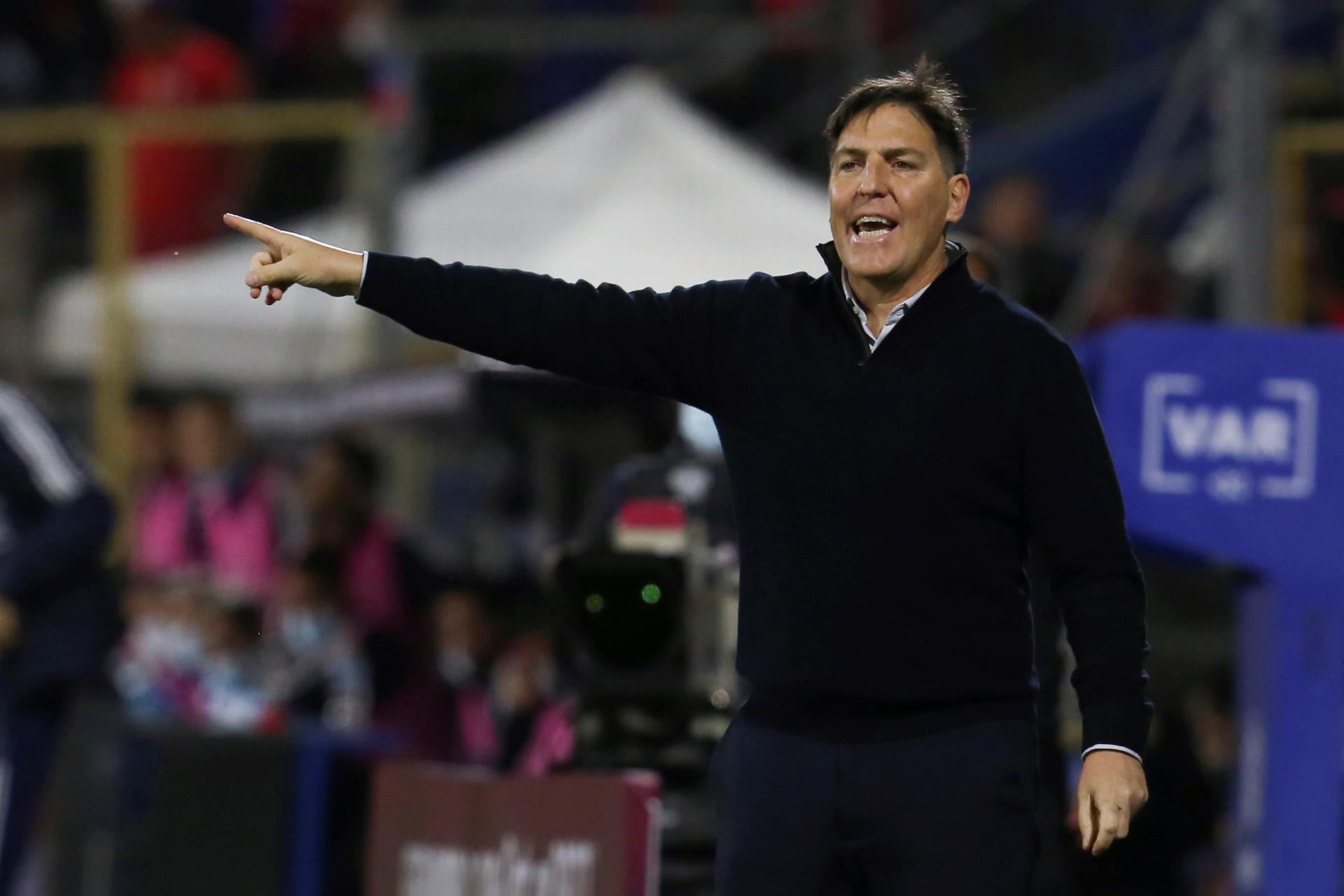 Fotografía de archivo en la que se registró al seleccionador del equipo nacional masculino de fútbol de Chile, el argentino Eduardo Berizzo, en el estadio San Carlos de Apoquindo, en Santiago de Chile. EFE/Elvis González/Pool