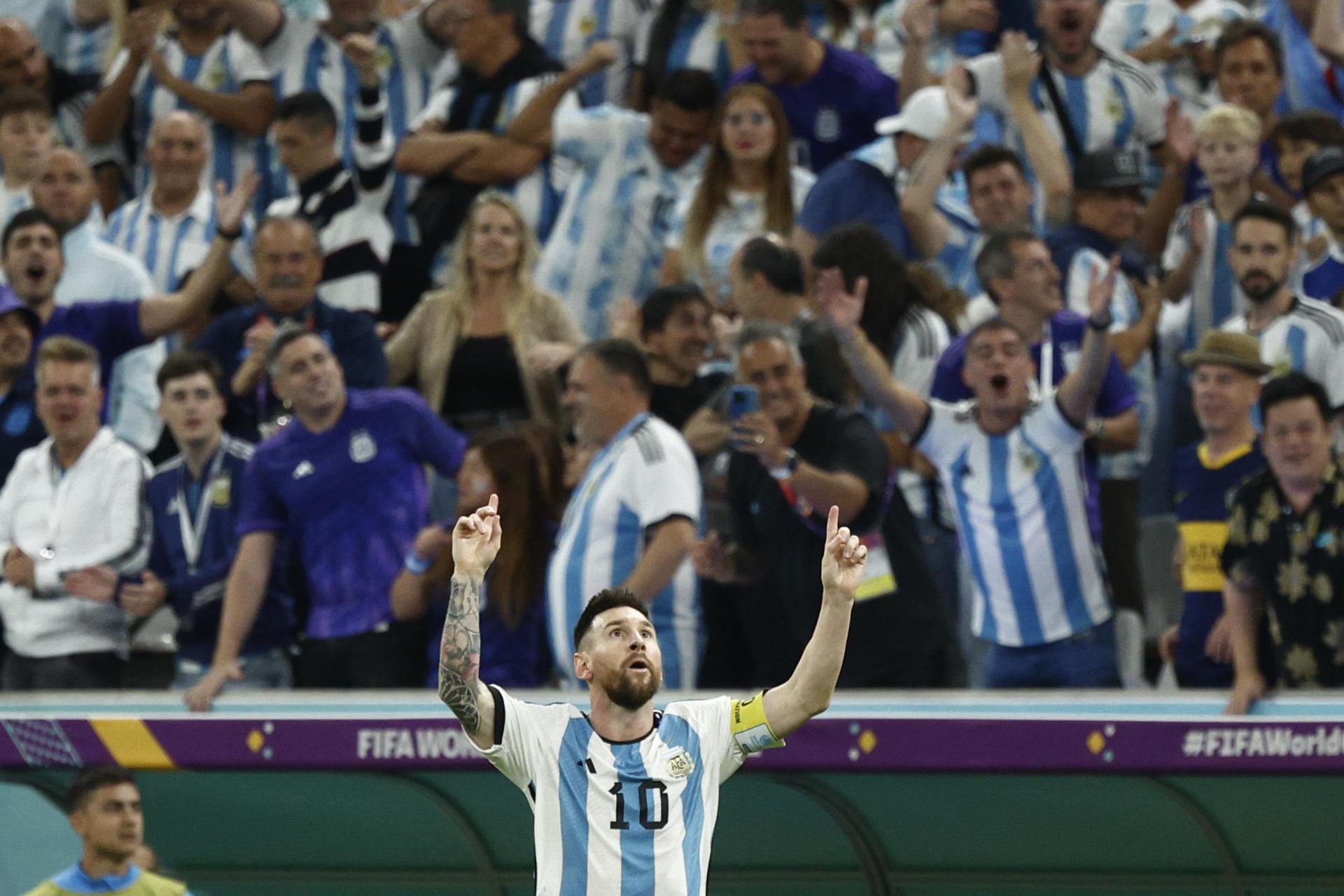 Lionel Messi de Argentina celebra un gol hoy, en un partido de los cuartos de final del Mundial de Fútbol Qatar 2022 entre Países Bajos y Argentina  en el estadio de Lusail (Catar). EFE/ Rodrigo Jiménez