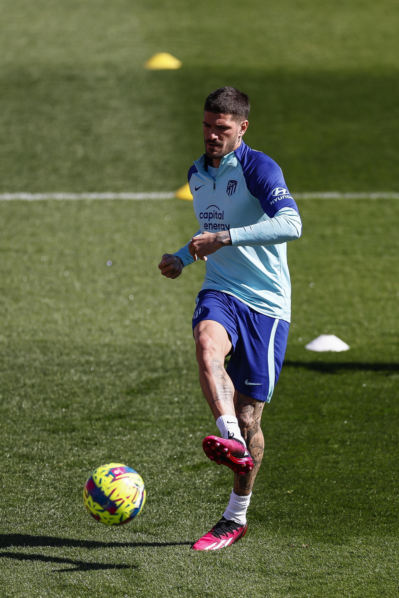 Rodrigo de Paul golpea la pelota en el entrenamiento de este viernes. EFE/ Rodrigo Jiménez