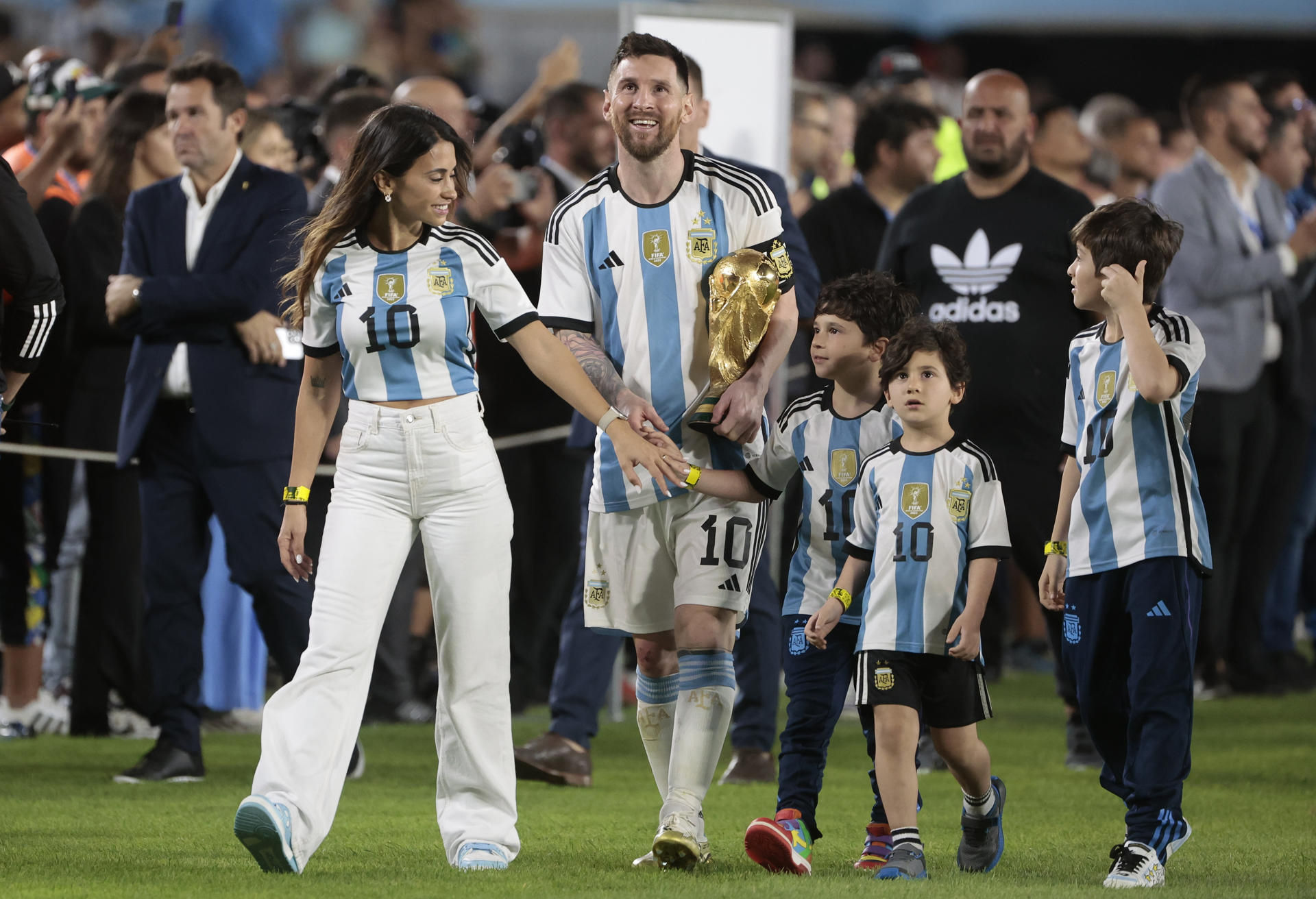 Lionel Messi, capitán de la selección nacional de fútbol Argentina, fue registrado este jueves, 23 de marzo, al caminar con el trofeo de la Copa Mundo, acompañado con su esposa Antonela Roccuzzo (i) e hijos, al final de un partido amistoso contra Panamá, en el estadio Monumental, en Buenos Aires (Argentina). EFE/Juan Ignacio Roncoroni