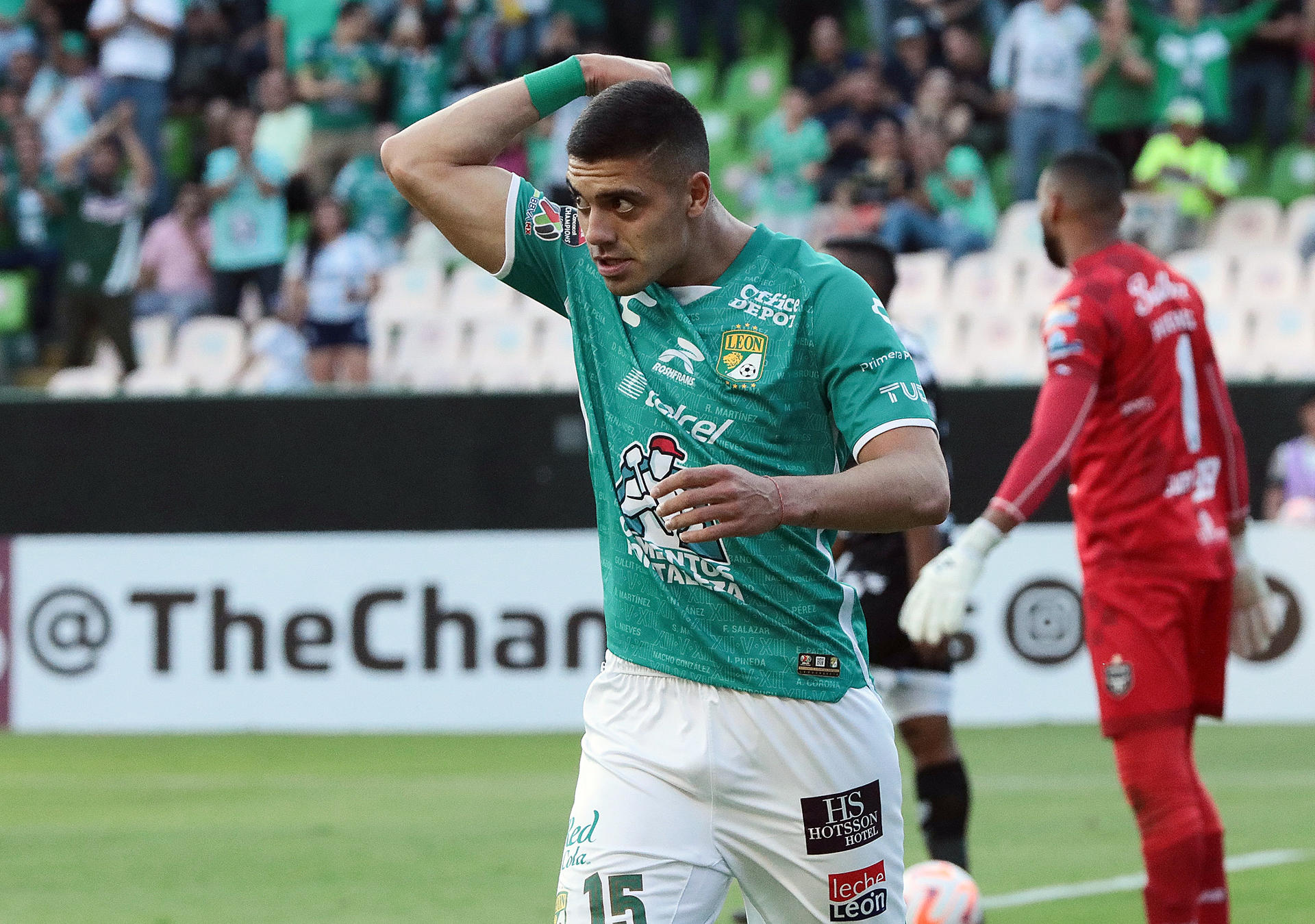 Brian Rubio del León celebra un gol anotado al Tauro de Panamá hoy, durante un partido de la Liga de Campeones de Concacaf, disputado en el estadio León en Guanajuato (México). EFE/Esteban Hernández