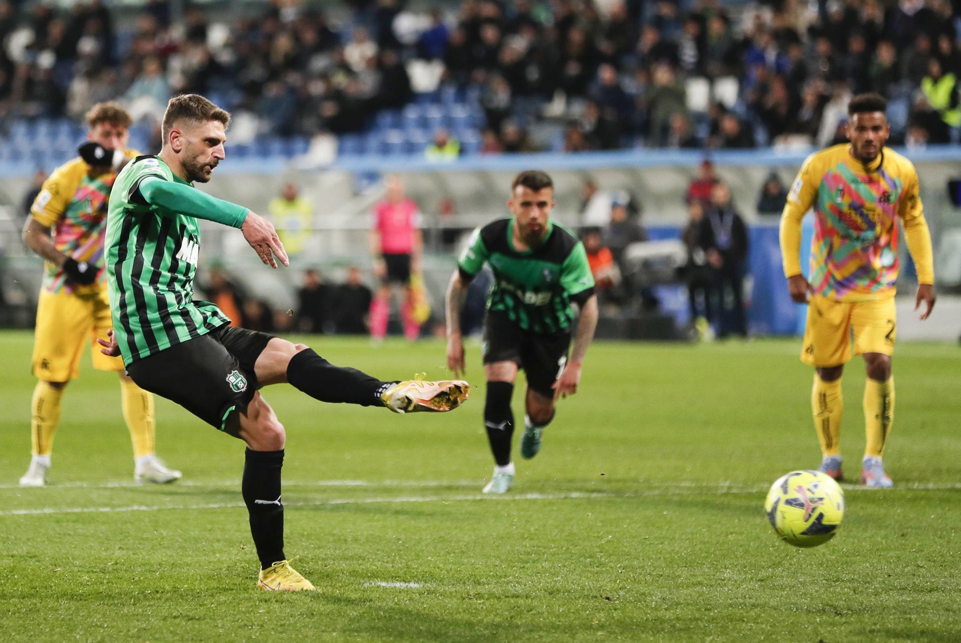 Domenico Berardi lanza el penalti que supuso el 1-0. EFE/EPA/SERENA CAMPANINI