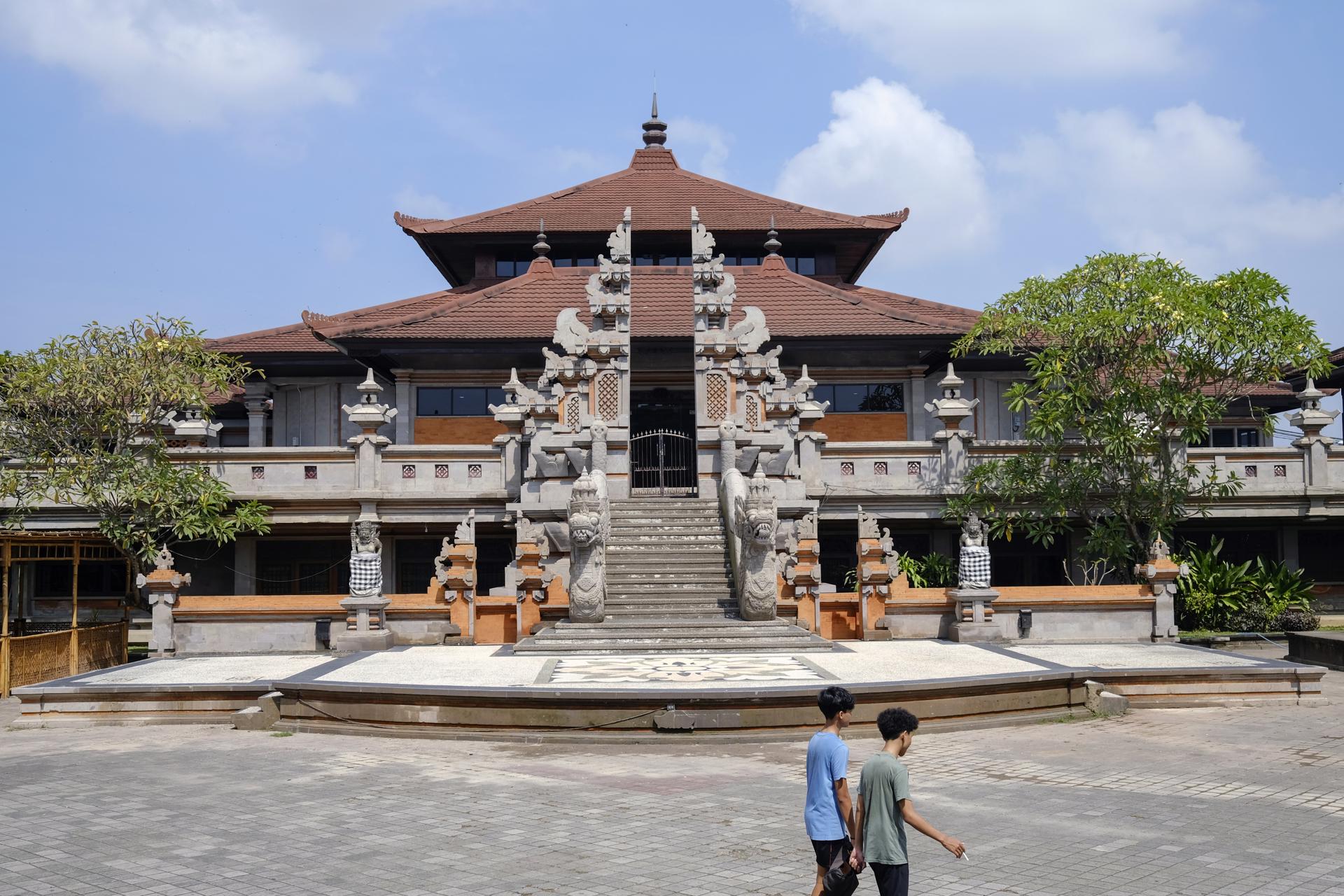 La gente camina frente al Ksirarnawa Art Center, la sede prevista para el sorteo de la Copa Mundial Sub-20 de la FIFA 2023, en Denpasar, Bali, Indonesia. EFE/EPA/MADE NAGI 